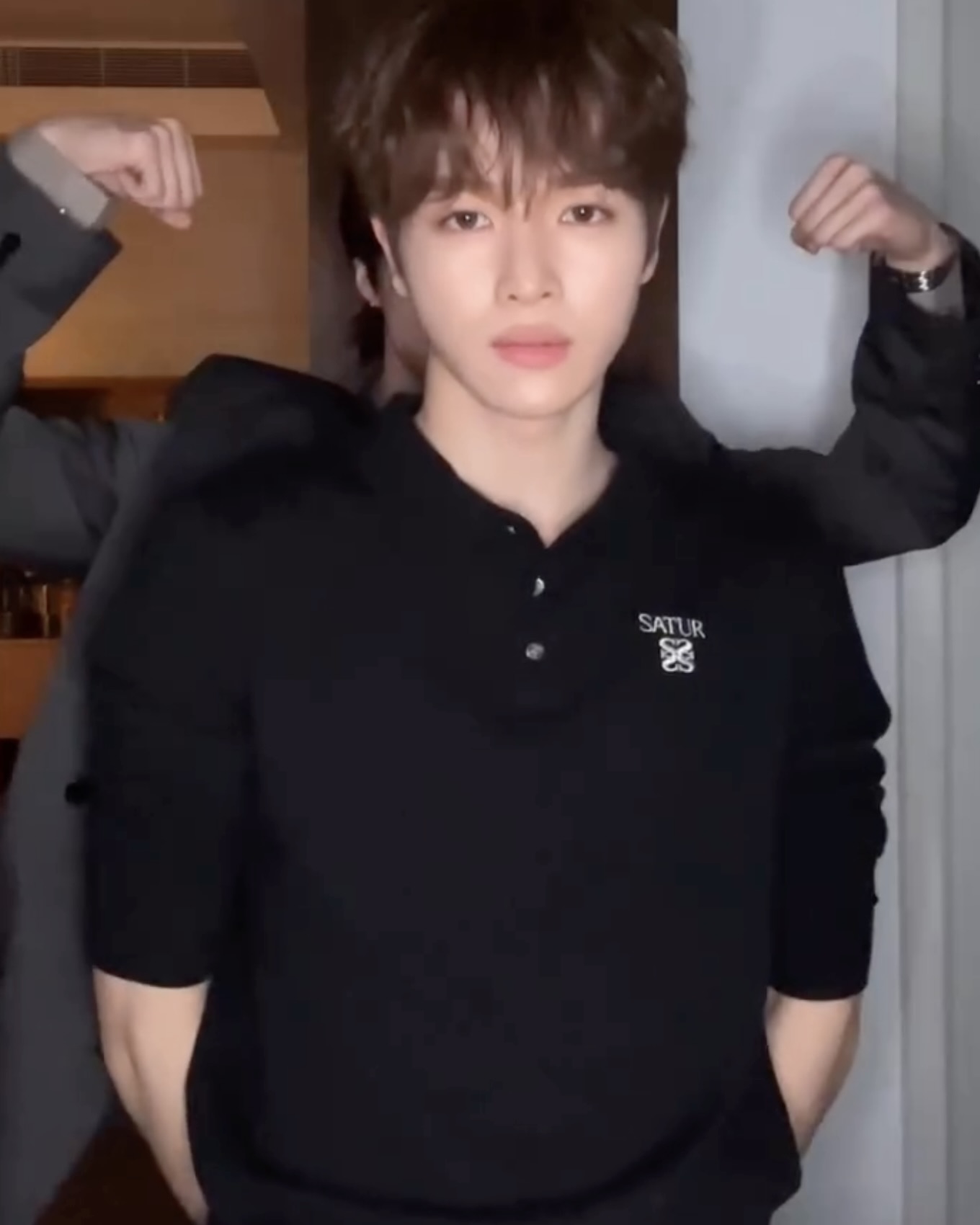 자꾸만 중독되는 빅가이 챌린지👀 팔만 올리면 끝! 따라 하기 어렵지 않아요🤍💪🏻 최근 유행 중인 ‘빅 가이’ 챌린지, 아이스 스파이스의 곡이 화제를 모으고 있습니다. 이 곡은 영화 <스폰지밥 무비: 네모바지를 찾아서> OST로, “SpongeBob, big guy pants, okay”라는 중독성 강한 후렴구가 밈처럼 퍼지며 챌린지로 이어지고 있죠. 따라 하기 어렵지 않은 동작이라 셀럽들까지 합류하며 더 확산되는 중인데요. 더 늦기 전에 ‘빅 가이’ 챌린지에 탑승해보세요. 이미지