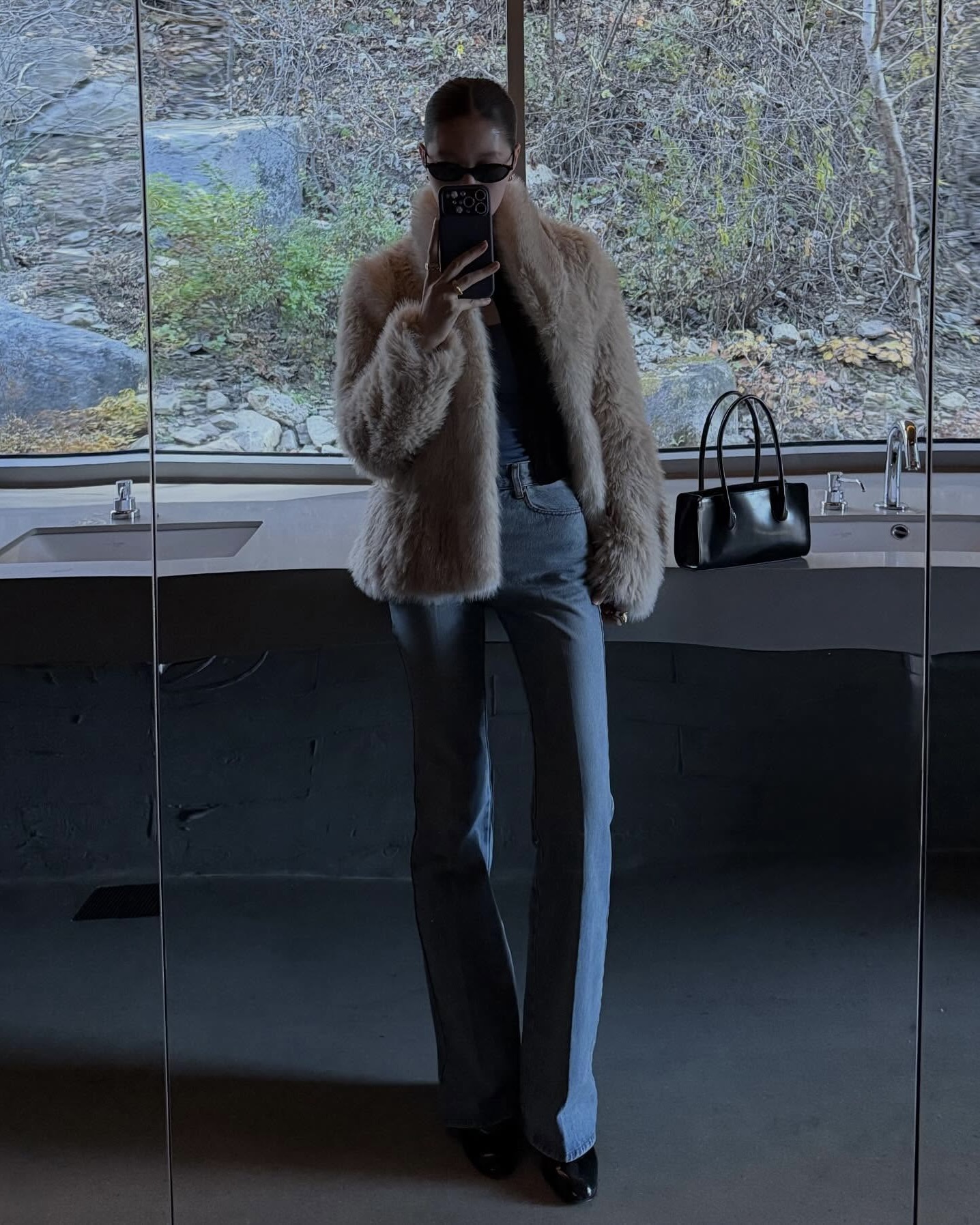 아우터 때문에 비율 망친다고?😠 골반 라인 딱 잡는 부츠컷으로 길고 슬림하게 비율 보정하자✨👖 오버핏 아우터 때문에 하의가 고민이었나요? 이럴 땐 하체 라인을 살려주는 부츠컷 팬츠를 입어주면 좋은데요. 허리와 골반 라인을 잡아주고, 자연스럽게 퍼지는 부츠컷 실루엣 덕분에 전체적으로 균형 있는 룩을 완성할 수 있습니다. 다리가 길어 보이는 효과까지 있어 부피감 있는 아우터와도 잘 어울리며, 여기에 굽 있는 신발을 매치하면 스타일과 비율을 한층 더 살릴 수 있습니다. 부츠컷으로 부해 보였던 실루엣을 잡고 세련되고 시크한 룩을 연출해 보세요. 이미지