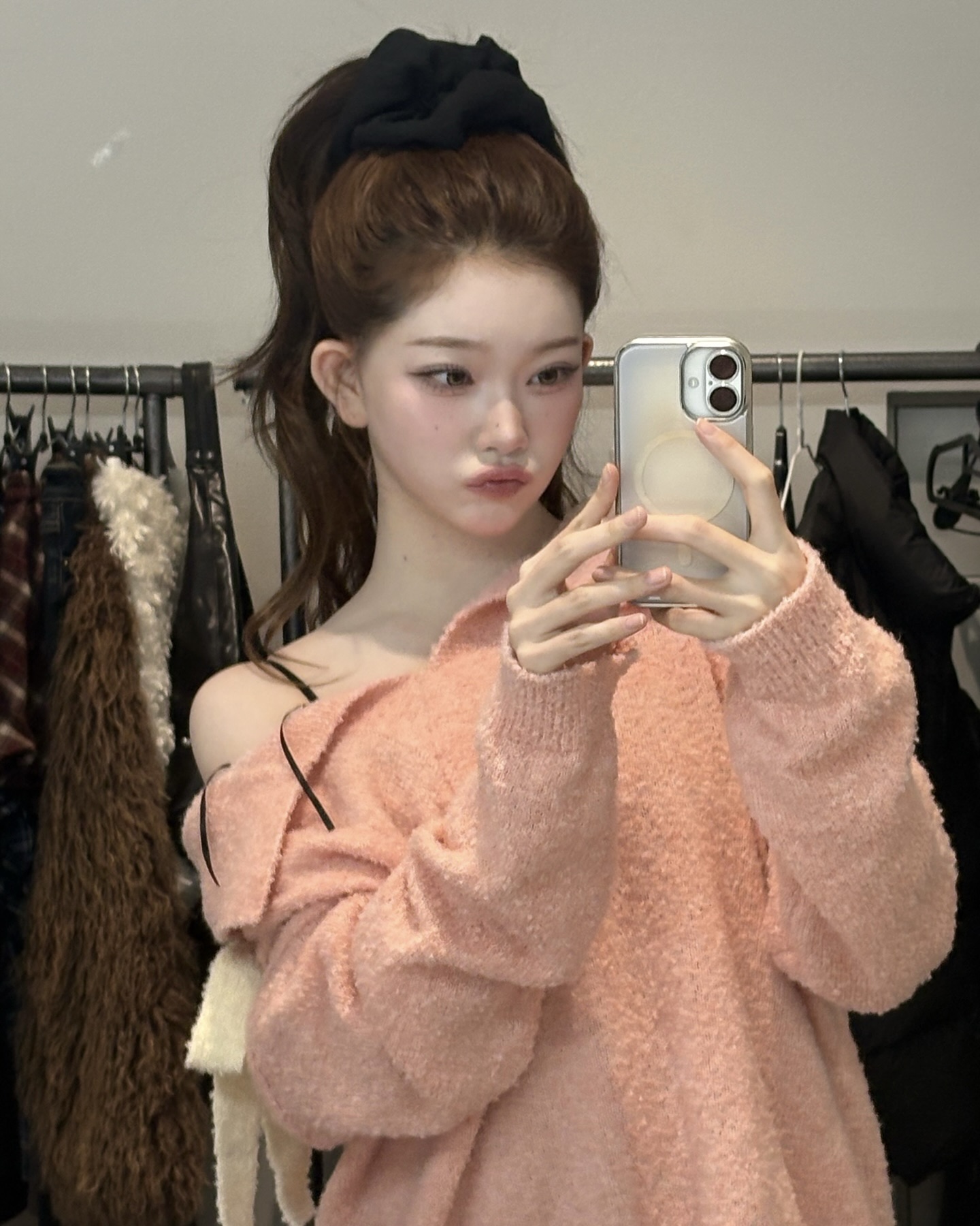 뒷모습까지 센스 있게🎀
포인트 주고 싶은 날엔 스크런치 하나 챙겨🩵✨
스크런치는 하나 있으면 유용하게 쓰는 아이템입니다. 일반 머리끈보다 볼륨감이 살아나 묶었을 때 뒷모습이 덜 밋밋해 포인트로 쓰기 좋은데요. 실크나 새틴 같은 소재는 머리 자국이 덜 남아 데일리로 손이 자주 갑니다.
활용법도 어렵지 않아요. 포니테일이나 반묶음 등 어디든 묶기 쉽고, 손목에 걸쳐두기만 해도 액세서리처럼 스타일링이 완성되죠. 외출하기 전, 포인트 주고 싶은 날엔 패턴이나 컬러 스크런치 하나 챙겨보세요. 이미지3