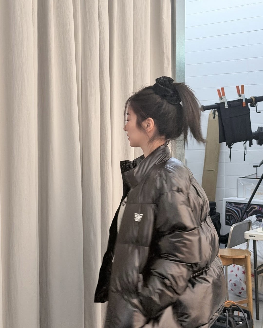 뒷모습까지 센스 있게🎀
포인트 주고 싶은 날엔 스크런치 하나 챙겨🩵✨
스크런치는 하나 있으면 유용하게 쓰는 아이템입니다. 일반 머리끈보다 볼륨감이 살아나 묶었을 때 뒷모습이 덜 밋밋해 포인트로 쓰기 좋은데요. 실크나 새틴 같은 소재는 머리 자국이 덜 남아 데일리로 손이 자주 갑니다.
활용법도 어렵지 않아요. 포니테일이나 반묶음 등 어디든 묶기 쉽고, 손목에 걸쳐두기만 해도 액세서리처럼 스타일링이 완성되죠. 외출하기 전, 포인트 주고 싶은 날엔 패턴이나 컬러 스크런치 하나 챙겨보세요. 이미지6