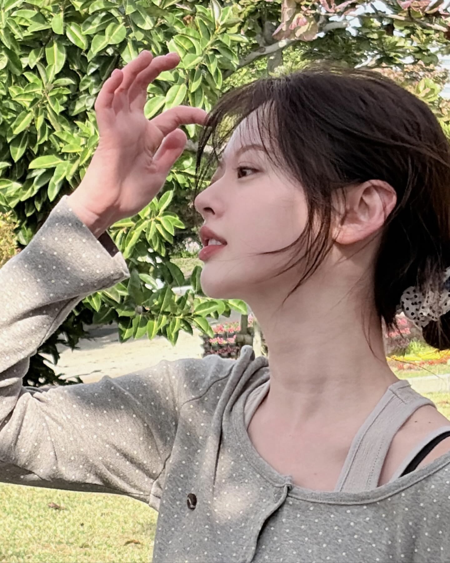 뒷모습까지 센스 있게🎀
포인트 주고 싶은 날엔 스크런치 하나 챙겨🩵✨
스크런치는 하나 있으면 유용하게 쓰는 아이템입니다. 일반 머리끈보다 볼륨감이 살아나 묶었을 때 뒷모습이 덜 밋밋해 포인트로 쓰기 좋은데요. 실크나 새틴 같은 소재는 머리 자국이 덜 남아 데일리로 손이 자주 갑니다.
활용법도 어렵지 않아요. 포니테일이나 반묶음 등 어디든 묶기 쉽고, 손목에 걸쳐두기만 해도 액세서리처럼 스타일링이 완성되죠. 외출하기 전, 포인트 주고 싶은 날엔 패턴이나 컬러 스크런치 하나 챙겨보세요. 이미지5