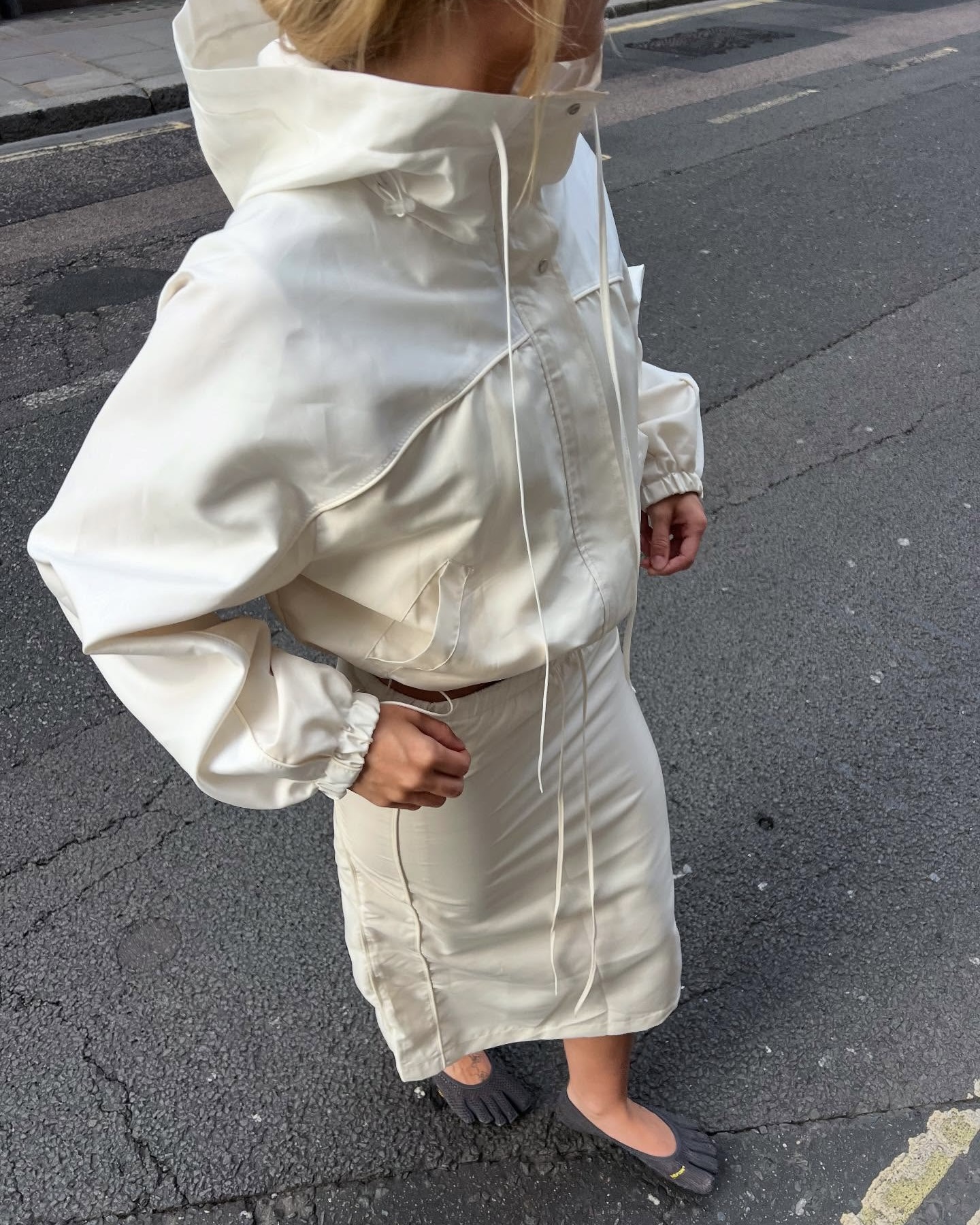 봄 자켓이 따분해졌다면,😔 스포티하면서도 미니멀한 간절기 필수💡🤍 바람막이 챙기자 변덕스러운 봄 간절기 때 가장 유용한 아우터는 바람막이인데요. 얇고 가벼운 소재지만 바람을 효과적으로 막아주어 쌀쌀한 봄바람에도 든든하며, 휴대하기 간편해 언제 어디서나 간편하게 걸치기 좋습니다. 심플하면서도 루즈한 실루엣 덕분에 다양한 룩과 잘 어울리는데요. 후드나 하이넥 디자인은 캐주얼하면서도 활동적인 무드를 더하고, 스트링 디테일은 체형에 맞게 조절할 수 있어 스타일 완성도를 높여줍니다. 봄 시즌 가장 활용도 높은 아우터입니다. 이미지