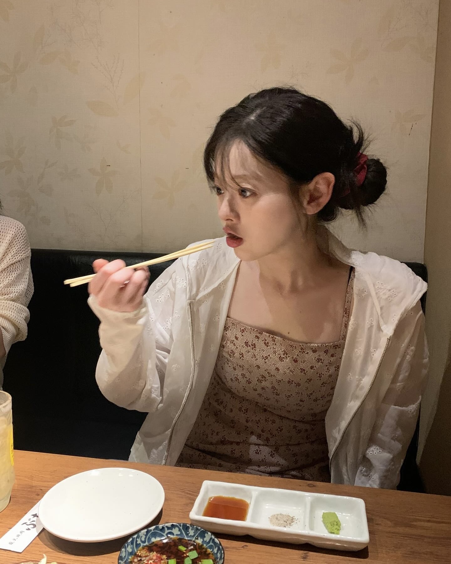 뒷모습까지 센스 있게🎀
포인트 주고 싶은 날엔 스크런치 하나 챙겨🩵✨
스크런치는 하나 있으면 유용하게 쓰는 아이템입니다. 일반 머리끈보다 볼륨감이 살아나 묶었을 때 뒷모습이 덜 밋밋해 포인트로 쓰기 좋은데요. 실크나 새틴 같은 소재는 머리 자국이 덜 남아 데일리로 손이 자주 갑니다.
활용법도 어렵지 않아요. 포니테일이나 반묶음 등 어디든 묶기 쉽고, 손목에 걸쳐두기만 해도 액세서리처럼 스타일링이 완성되죠. 외출하기 전, 포인트 주고 싶은 날엔 패턴이나 컬러 스크런치 하나 챙겨보세요. 이미지7