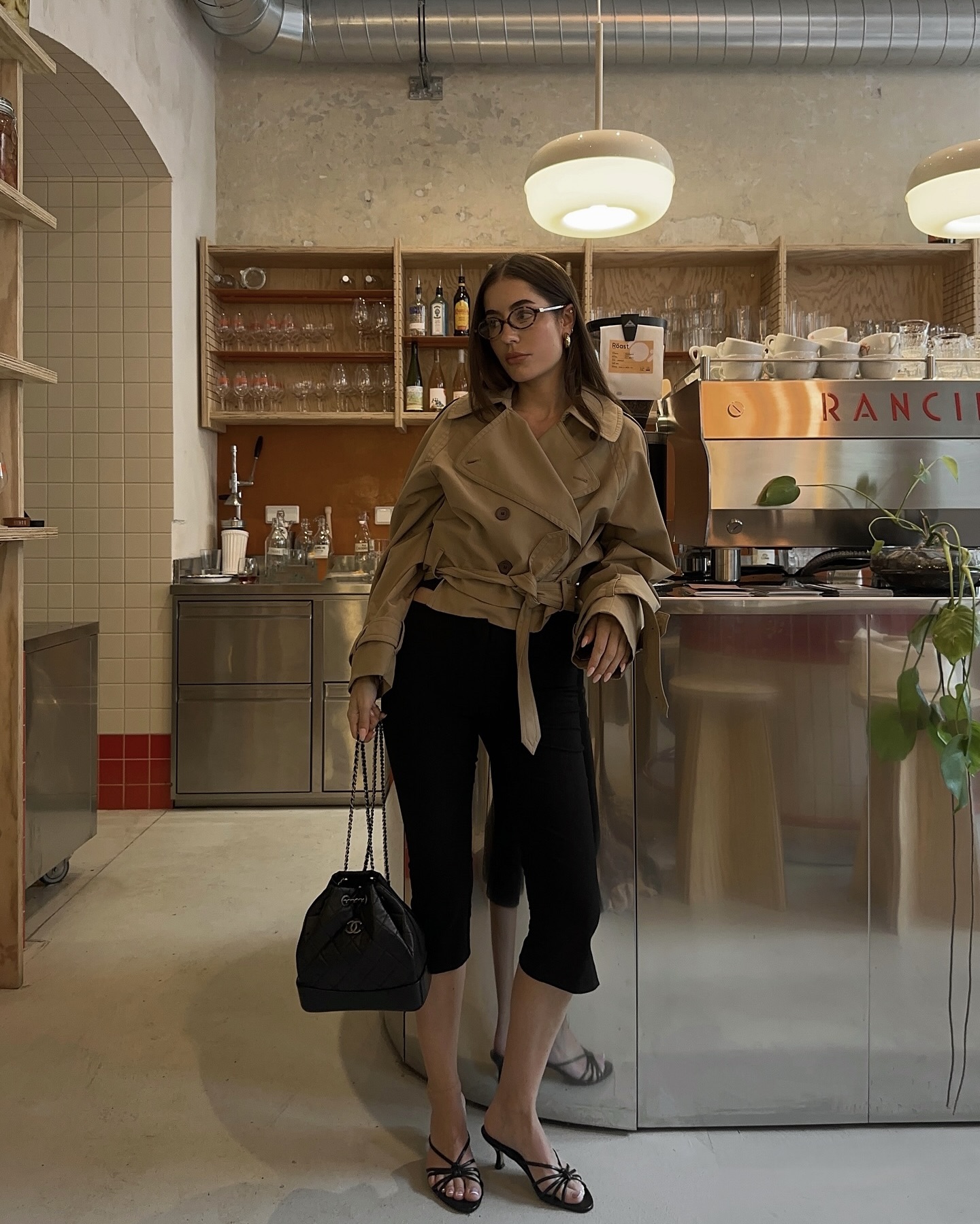 한 번 사면 평생 입는👍🏻
취향 따라 고르는 트렌치코트🤎✨매일 다르게 입어보자
클래식한 트렌치코트는 봄이 되면 자연스럽게 생각나는 아우터입니다. 다양한 기장에 더블 버튼, 싱글 버튼, 소재, 컬러 등 시즌별 미묘한 디테일 변화로 스타일링에 포인트를 주면서, 체형과 분위기에 맞춰 입기에도 좋습니다.
스커트나 원피스와 매치하면 여성스러운 실루엣을 살릴 수 있고, 팬츠와 입으면 클래식하면서도 세련된 룩을 완성할 수 있습니다. 여기에 벨트로 허리 라인을 강조하면 분위기와 비율도 자유롭게 조절할 수 있죠. 올봄, 트렌치코트로 다양한 스타일을 즐겨보세요. 이미지8