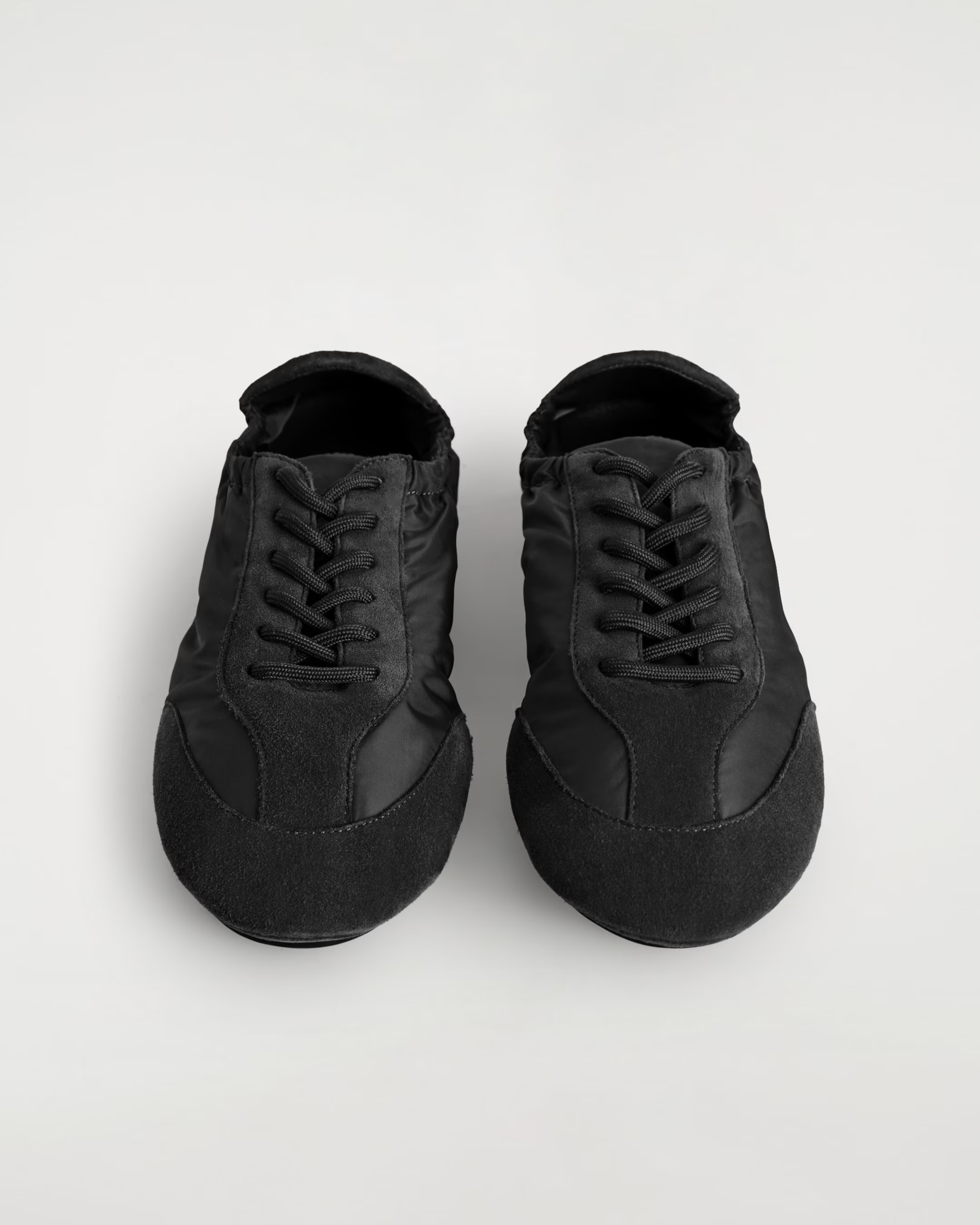 가성비로 트렌드 타볼까요?💸
플랫하고 미니멀한 코스 발레 트레이너 미리 겟 하자🍷🖤
최근 코스가 선보인 17만 원대 스웨이드 나일론 발레 트레이너가 주목받고 있는데요. 마치 프라다 컬랩스 리나일론 스니커즈를 연상시키는 플랫한 실루엣과 나일론과 스웨이드 소재를 조합해, 소재 간 대비로 은은한 포인트를 줍니다.
밑창을 두 부분으로 분리한 스플릿 디테일을 활용해 유연한 착화감을 강조하죠. 팬츠와 스커트 어디에나 잘 어울리는 미니멀한 운동화로, 이번 시즌 데일리 슈즈로 참고해 보세요. 이미지8