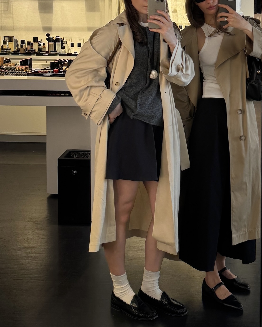 한 번 사면 평생 입는👍🏻
취향 따라 고르는 트렌치코트🤎✨매일 다르게 입어보자
클래식한 트렌치코트는 봄이 되면 자연스럽게 생각나는 아우터입니다. 다양한 기장에 더블 버튼, 싱글 버튼, 소재, 컬러 등 시즌별 미묘한 디테일 변화로 스타일링에 포인트를 주면서, 체형과 분위기에 맞춰 입기에도 좋습니다.
스커트나 원피스와 매치하면 여성스러운 실루엣을 살릴 수 있고, 팬츠와 입으면 클래식하면서도 세련된 룩을 완성할 수 있습니다. 여기에 벨트로 허리 라인을 강조하면 분위기와 비율도 자유롭게 조절할 수 있죠. 올봄, 트렌치코트로 다양한 스타일을 즐겨보세요. 이미지4