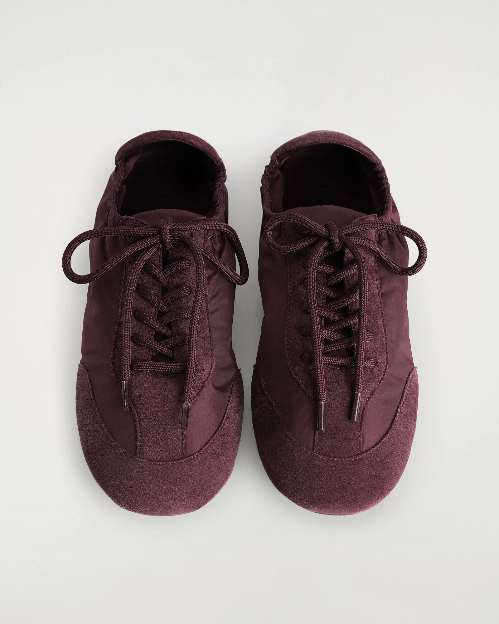 가성비로 트렌드 타볼까요?💸
플랫하고 미니멀한 코스 발레 트레이너 미리 겟 하자🍷🖤
최근 코스가 선보인 17만 원대 스웨이드 나일론 발레 트레이너가 주목받고 있는데요. 마치 프라다 컬랩스 리나일론 스니커즈를 연상시키는 플랫한 실루엣과 나일론과 스웨이드 소재를 조합해, 소재 간 대비로 은은한 포인트를 줍니다.
밑창을 두 부분으로 분리한 스플릿 디테일을 활용해 유연한 착화감을 강조하죠. 팬츠와 스커트 어디에나 잘 어울리는 미니멀한 운동화로, 이번 시즌 데일리 슈즈로 참고해 보세요. 이미지4