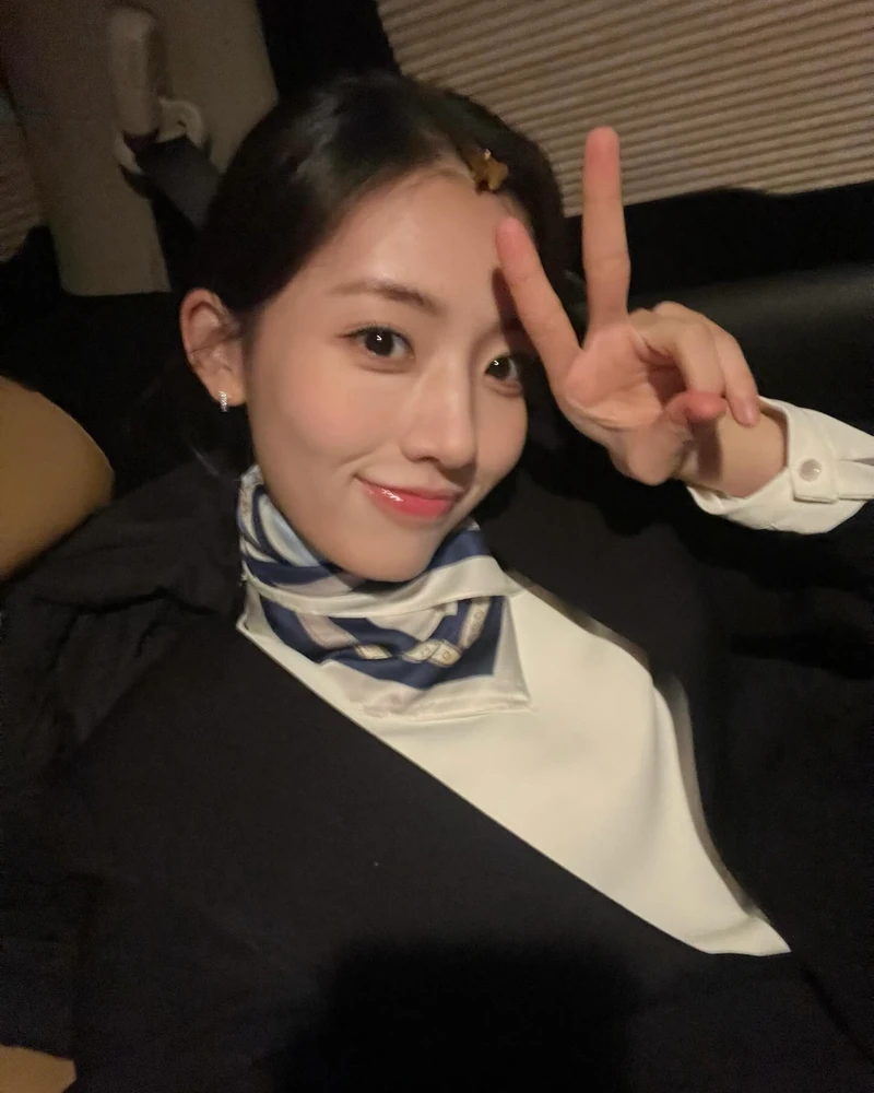 그 시절 아이스크림 소녀🍦
요즘 핫한 레이디 두아 속 우효은으로 돌아왔어✨💎
2003년 아이스크림 소녀로 대중의 사랑을 받았던 정다빈은 아역과 청소년 역으로 얼굴을 알린 뒤, 첫 성인 연기로 돌아왔는데요. 넷플릭스 드라마 레이디 두아에서 성공을 꿈꾸는 명품 브랜드 부두아 직원 우효은 역으로 새로운 모습을 보여줬습니다.
2000년 생 정다빈은 뚜렷한 이목구비와 여친룩을 연상시키는 사복 패션으로 또 다른 매력을 드러내는데요. 연기와 패션 모두 두각을 드러내며, 앞으로 더 기대되는 배우입니다. 이미지1