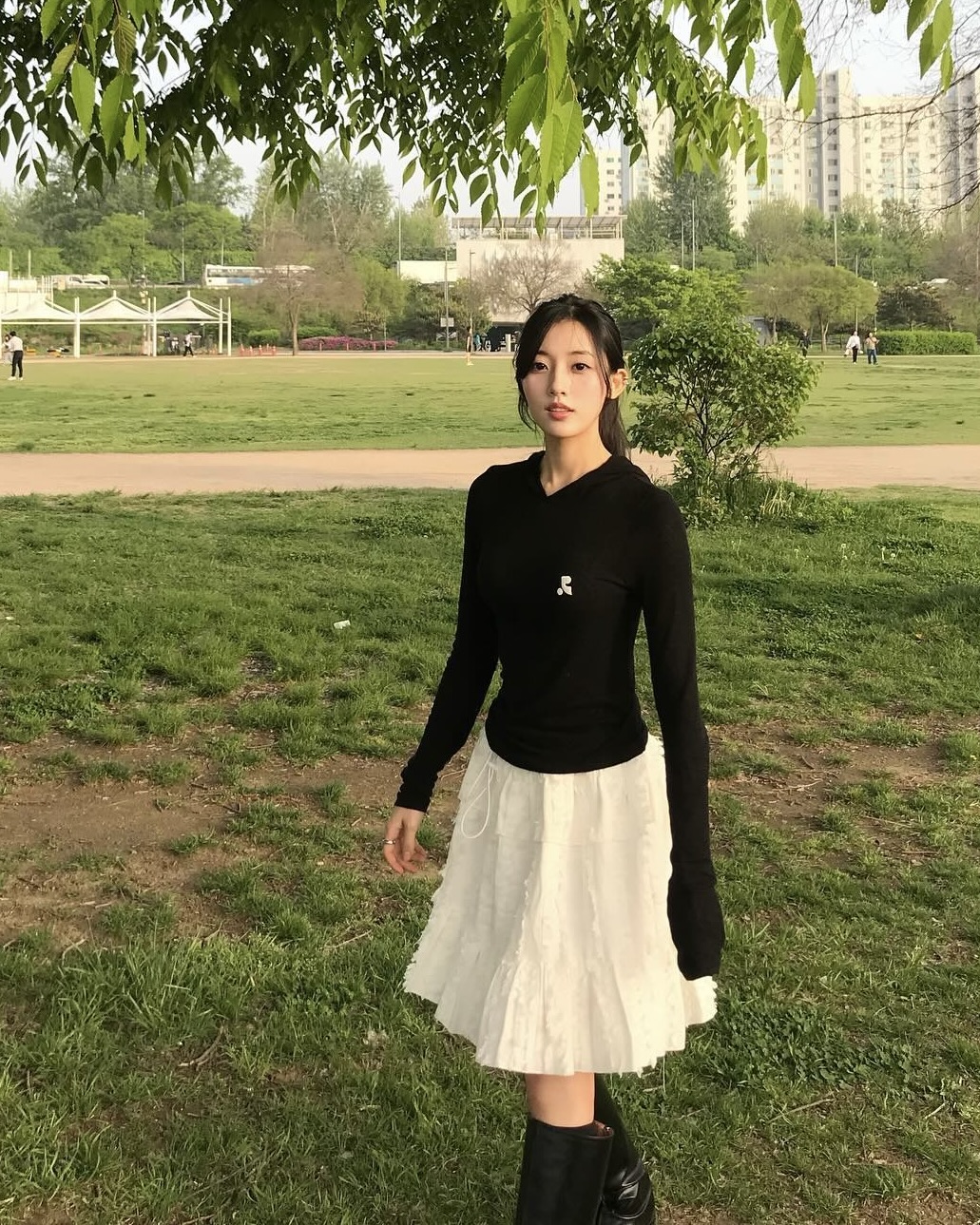 그 시절 아이스크림 소녀🍦
요즘 핫한 레이디 두아 속 우효은으로 돌아왔어✨💎
2003년 아이스크림 소녀로 대중의 사랑을 받았던 정다빈은 아역과 청소년 역으로 얼굴을 알린 뒤, 첫 성인 연기로 돌아왔는데요. 넷플릭스 드라마 레이디 두아에서 성공을 꿈꾸는 명품 브랜드 부두아 직원 우효은 역으로 새로운 모습을 보여줬습니다.
2000년 생 정다빈은 뚜렷한 이목구비와 여친룩을 연상시키는 사복 패션으로 또 다른 매력을 드러내는데요. 연기와 패션 모두 두각을 드러내며, 앞으로 더 기대되는 배우입니다. 이미지8