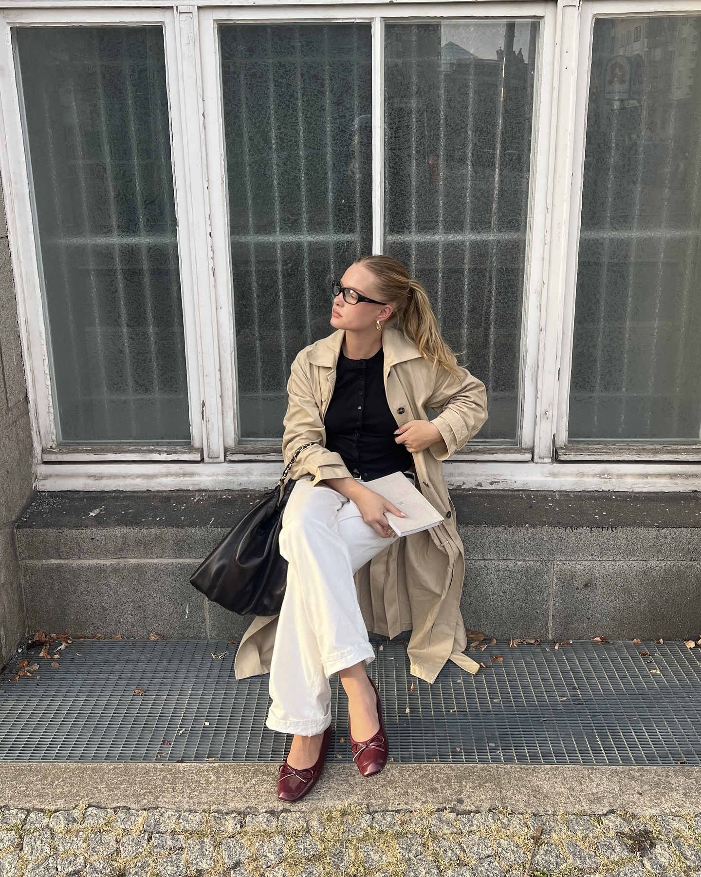 한 번 사면 평생 입는👍🏻
취향 따라 고르는 트렌치코트🤎✨매일 다르게 입어보자
클래식한 트렌치코트는 봄이 되면 자연스럽게 생각나는 아우터입니다. 다양한 기장에 더블 버튼, 싱글 버튼, 소재, 컬러 등 시즌별 미묘한 디테일 변화로 스타일링에 포인트를 주면서, 체형과 분위기에 맞춰 입기에도 좋습니다.
스커트나 원피스와 매치하면 여성스러운 실루엣을 살릴 수 있고, 팬츠와 입으면 클래식하면서도 세련된 룩을 완성할 수 있습니다. 여기에 벨트로 허리 라인을 강조하면 분위기와 비율도 자유롭게 조절할 수 있죠. 올봄, 트렌치코트로 다양한 스타일을 즐겨보세요. 이미지6