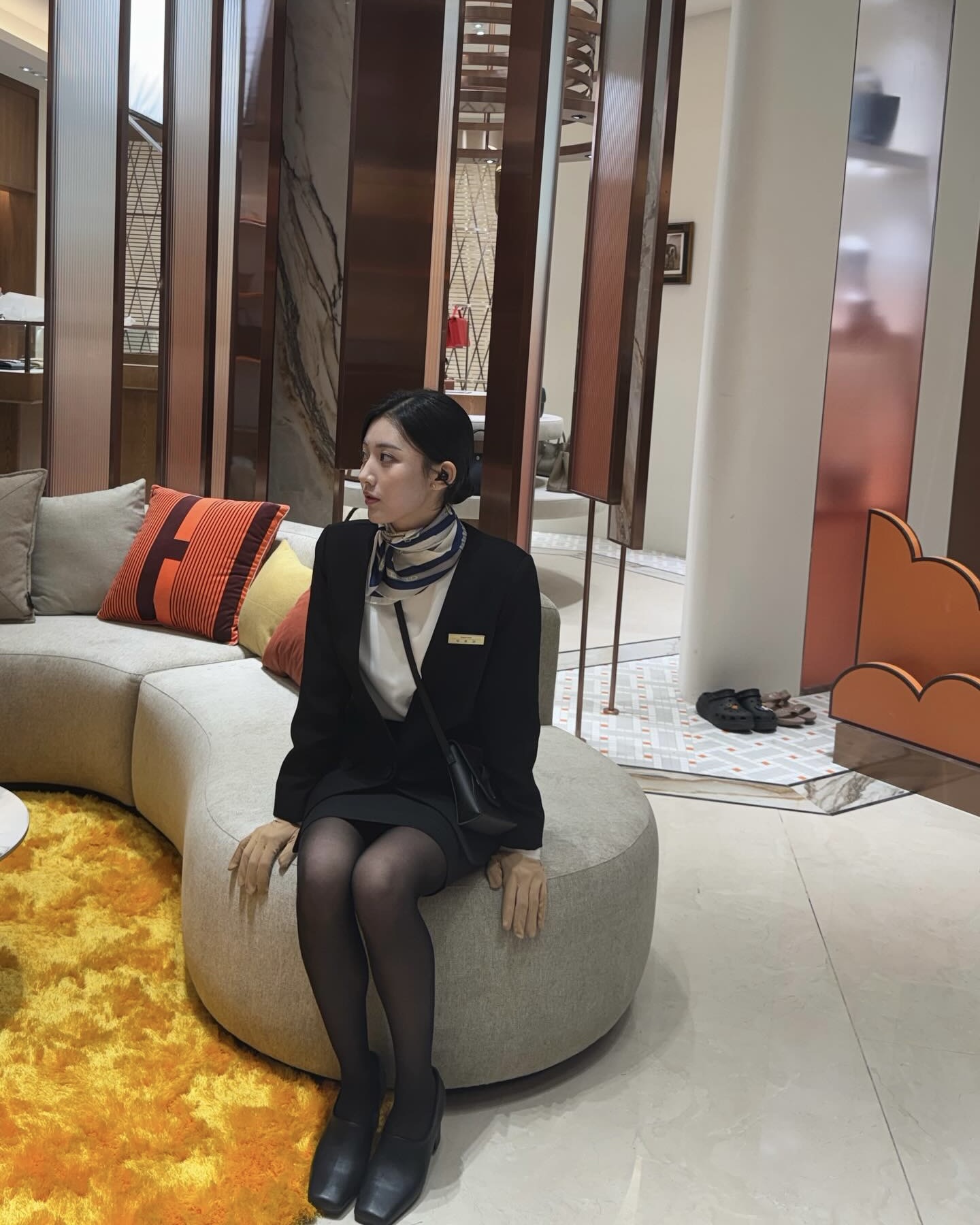 그 시절 아이스크림 소녀🍦
요즘 핫한 레이디 두아 속 우효은으로 돌아왔어✨💎
2003년 아이스크림 소녀로 대중의 사랑을 받았던 정다빈은 아역과 청소년 역으로 얼굴을 알린 뒤, 첫 성인 연기로 돌아왔는데요. 넷플릭스 드라마 레이디 두아에서 성공을 꿈꾸는 명품 브랜드 부두아 직원 우효은 역으로 새로운 모습을 보여줬습니다.
2000년 생 정다빈은 뚜렷한 이목구비와 여친룩을 연상시키는 사복 패션으로 또 다른 매력을 드러내는데요. 연기와 패션 모두 두각을 드러내며, 앞으로 더 기대되는 배우입니다. 이미지4