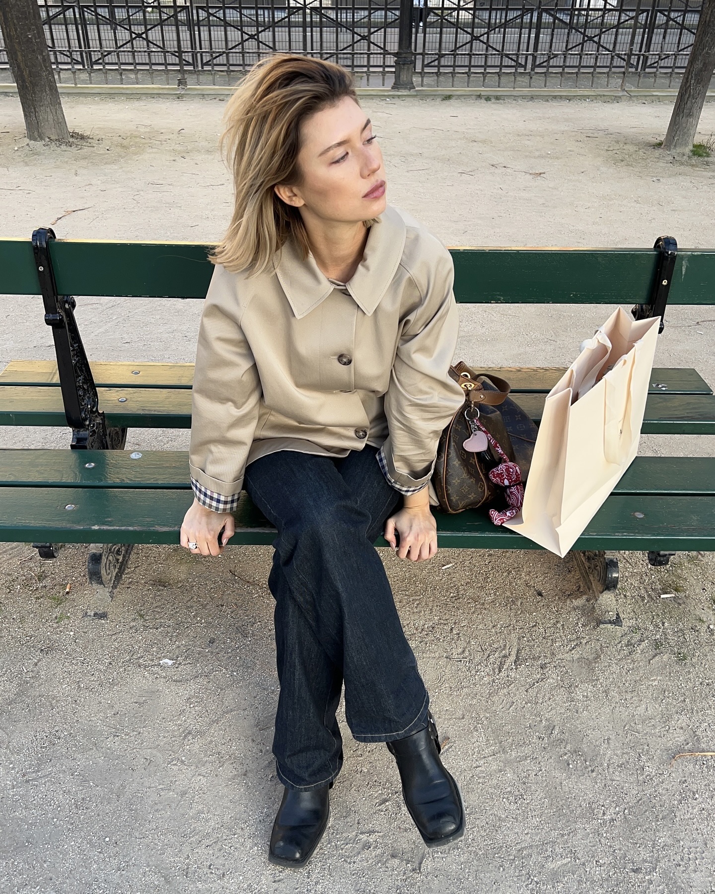 한 번 사면 평생 입는👍🏻
취향 따라 고르는 트렌치코트🤎✨매일 다르게 입어보자
클래식한 트렌치코트는 봄이 되면 자연스럽게 생각나는 아우터입니다. 다양한 기장에 더블 버튼, 싱글 버튼, 소재, 컬러 등 시즌별 미묘한 디테일 변화로 스타일링에 포인트를 주면서, 체형과 분위기에 맞춰 입기에도 좋습니다.
스커트나 원피스와 매치하면 여성스러운 실루엣을 살릴 수 있고, 팬츠와 입으면 클래식하면서도 세련된 룩을 완성할 수 있습니다. 여기에 벨트로 허리 라인을 강조하면 분위기와 비율도 자유롭게 조절할 수 있죠. 올봄, 트렌치코트로 다양한 스타일을 즐겨보세요. 이미지3