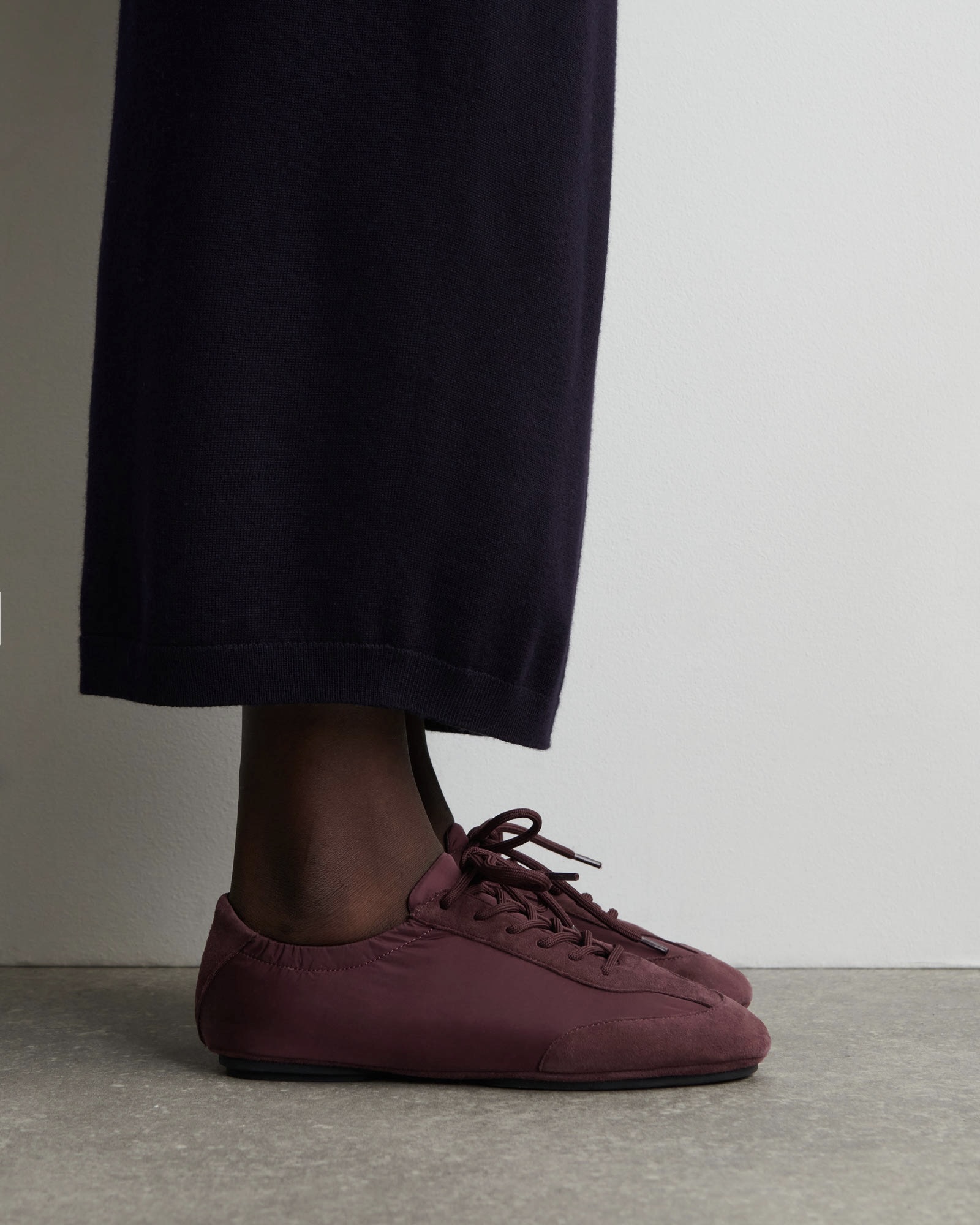 가성비로 트렌드 타볼까요?💸
플랫하고 미니멀한 코스 발레 트레이너 미리 겟 하자🍷🖤
최근 코스가 선보인 17만 원대 스웨이드 나일론 발레 트레이너가 주목받고 있는데요. 마치 프라다 컬랩스 리나일론 스니커즈를 연상시키는 플랫한 실루엣과 나일론과 스웨이드 소재를 조합해, 소재 간 대비로 은은한 포인트를 줍니다.
밑창을 두 부분으로 분리한 스플릿 디테일을 활용해 유연한 착화감을 강조하죠. 팬츠와 스커트 어디에나 잘 어울리는 미니멀한 운동화로, 이번 시즌 데일리 슈즈로 참고해 보세요. 이미지2