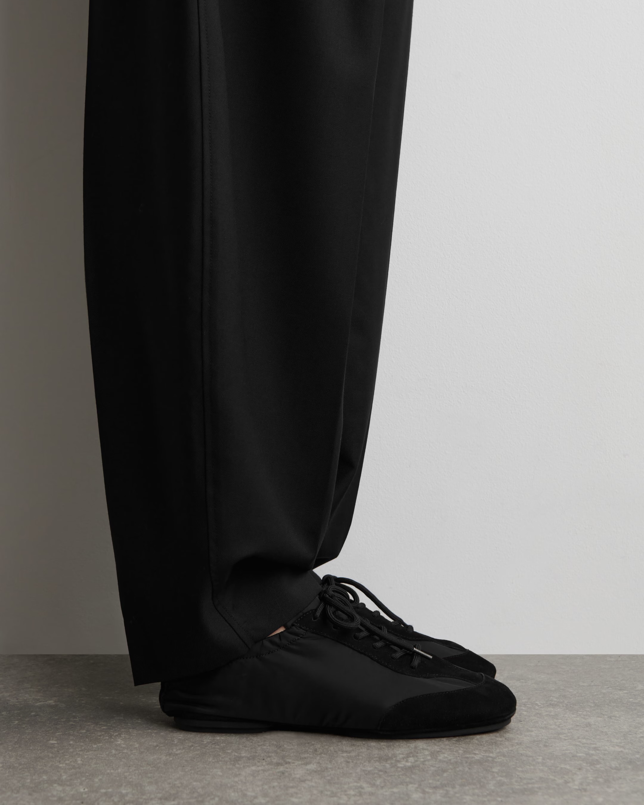 가성비로 트렌드 타볼까요?💸
플랫하고 미니멀한 코스 발레 트레이너 미리 겟 하자🍷🖤
최근 코스가 선보인 17만 원대 스웨이드 나일론 발레 트레이너가 주목받고 있는데요. 마치 프라다 컬랩스 리나일론 스니커즈를 연상시키는 플랫한 실루엣과 나일론과 스웨이드 소재를 조합해, 소재 간 대비로 은은한 포인트를 줍니다.
밑창을 두 부분으로 분리한 스플릿 디테일을 활용해 유연한 착화감을 강조하죠. 팬츠와 스커트 어디에나 잘 어울리는 미니멀한 운동화로, 이번 시즌 데일리 슈즈로 참고해 보세요. 이미지6