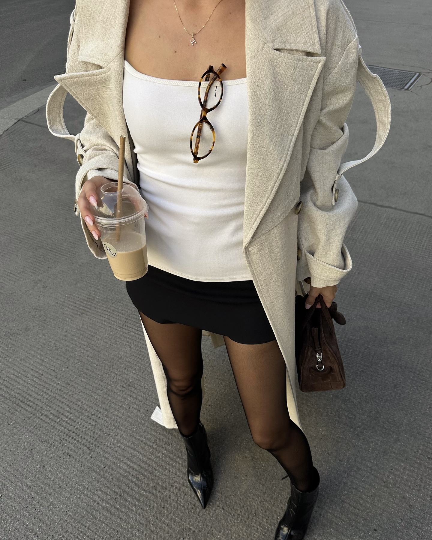 한 번 사면 평생 입는👍🏻
취향 따라 고르는 트렌치코트🤎✨매일 다르게 입어보자
클래식한 트렌치코트는 봄이 되면 자연스럽게 생각나는 아우터입니다. 다양한 기장에 더블 버튼, 싱글 버튼, 소재, 컬러 등 시즌별 미묘한 디테일 변화로 스타일링에 포인트를 주면서, 체형과 분위기에 맞춰 입기에도 좋습니다.
스커트나 원피스와 매치하면 여성스러운 실루엣을 살릴 수 있고, 팬츠와 입으면 클래식하면서도 세련된 룩을 완성할 수 있습니다. 여기에 벨트로 허리 라인을 강조하면 분위기와 비율도 자유롭게 조절할 수 있죠. 올봄, 트렌치코트로 다양한 스타일을 즐겨보세요. 이미지7