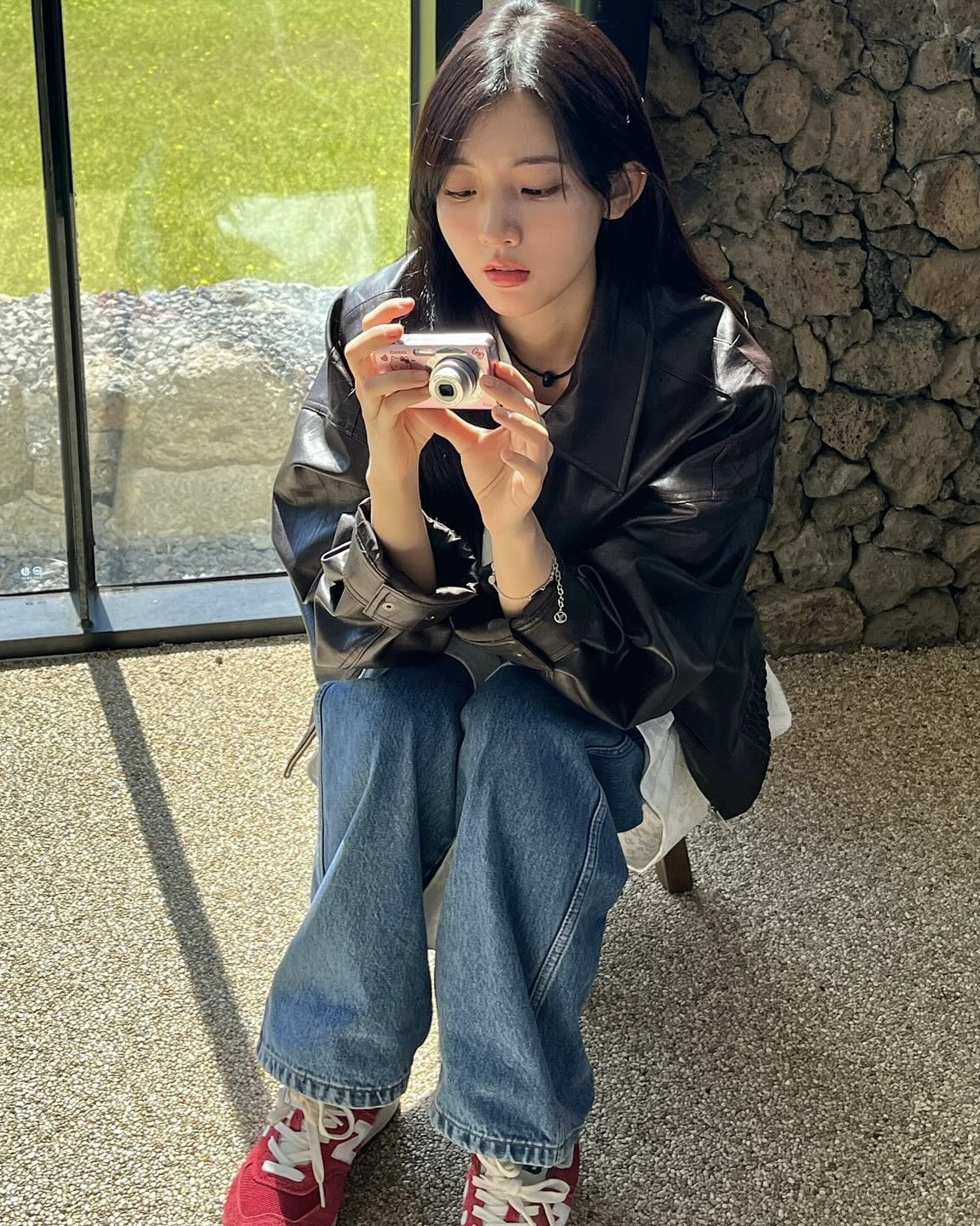 그 시절 아이스크림 소녀🍦
요즘 핫한 레이디 두아 속 우효은으로 돌아왔어✨💎
2003년 아이스크림 소녀로 대중의 사랑을 받았던 정다빈은 아역과 청소년 역으로 얼굴을 알린 뒤, 첫 성인 연기로 돌아왔는데요. 넷플릭스 드라마 레이디 두아에서 성공을 꿈꾸는 명품 브랜드 부두아 직원 우효은 역으로 새로운 모습을 보여줬습니다.
2000년 생 정다빈은 뚜렷한 이목구비와 여친룩을 연상시키는 사복 패션으로 또 다른 매력을 드러내는데요. 연기와 패션 모두 두각을 드러내며, 앞으로 더 기대되는 배우입니다. 이미지10