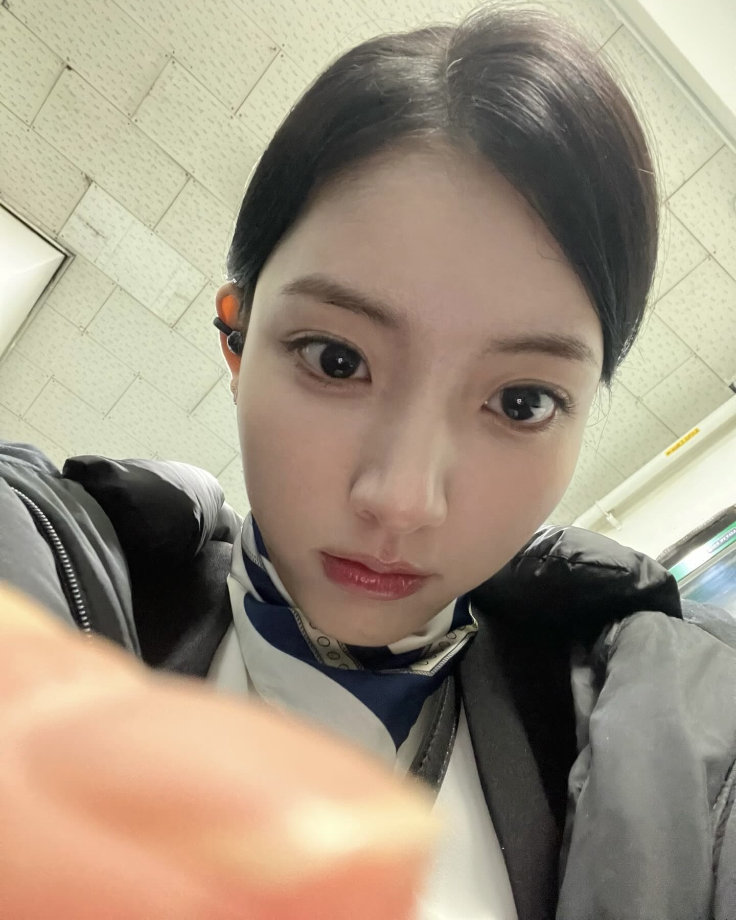 그 시절 아이스크림 소녀🍦
요즘 핫한 레이디 두아 속 우효은으로 돌아왔어✨💎
2003년 아이스크림 소녀로 대중의 사랑을 받았던 정다빈은 아역과 청소년 역으로 얼굴을 알린 뒤, 첫 성인 연기로 돌아왔는데요. 넷플릭스 드라마 레이디 두아에서 성공을 꿈꾸는 명품 브랜드 부두아 직원 우효은 역으로 새로운 모습을 보여줬습니다.
2000년 생 정다빈은 뚜렷한 이목구비와 여친룩을 연상시키는 사복 패션으로 또 다른 매력을 드러내는데요. 연기와 패션 모두 두각을 드러내며, 앞으로 더 기대되는 배우입니다. 이미지5