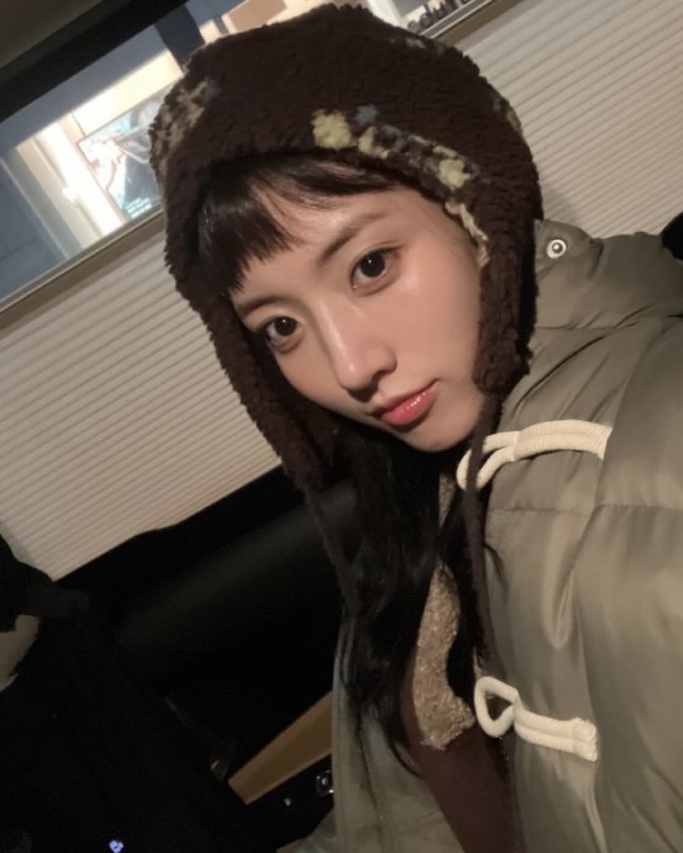 그 시절 아이스크림 소녀🍦
요즘 핫한 레이디 두아 속 우효은으로 돌아왔어✨💎
2003년 아이스크림 소녀로 대중의 사랑을 받았던 정다빈은 아역과 청소년 역으로 얼굴을 알린 뒤, 첫 성인 연기로 돌아왔는데요. 넷플릭스 드라마 레이디 두아에서 성공을 꿈꾸는 명품 브랜드 부두아 직원 우효은 역으로 새로운 모습을 보여줬습니다.
2000년 생 정다빈은 뚜렷한 이목구비와 여친룩을 연상시키는 사복 패션으로 또 다른 매력을 드러내는데요. 연기와 패션 모두 두각을 드러내며, 앞으로 더 기대되는 배우입니다. 이미지9