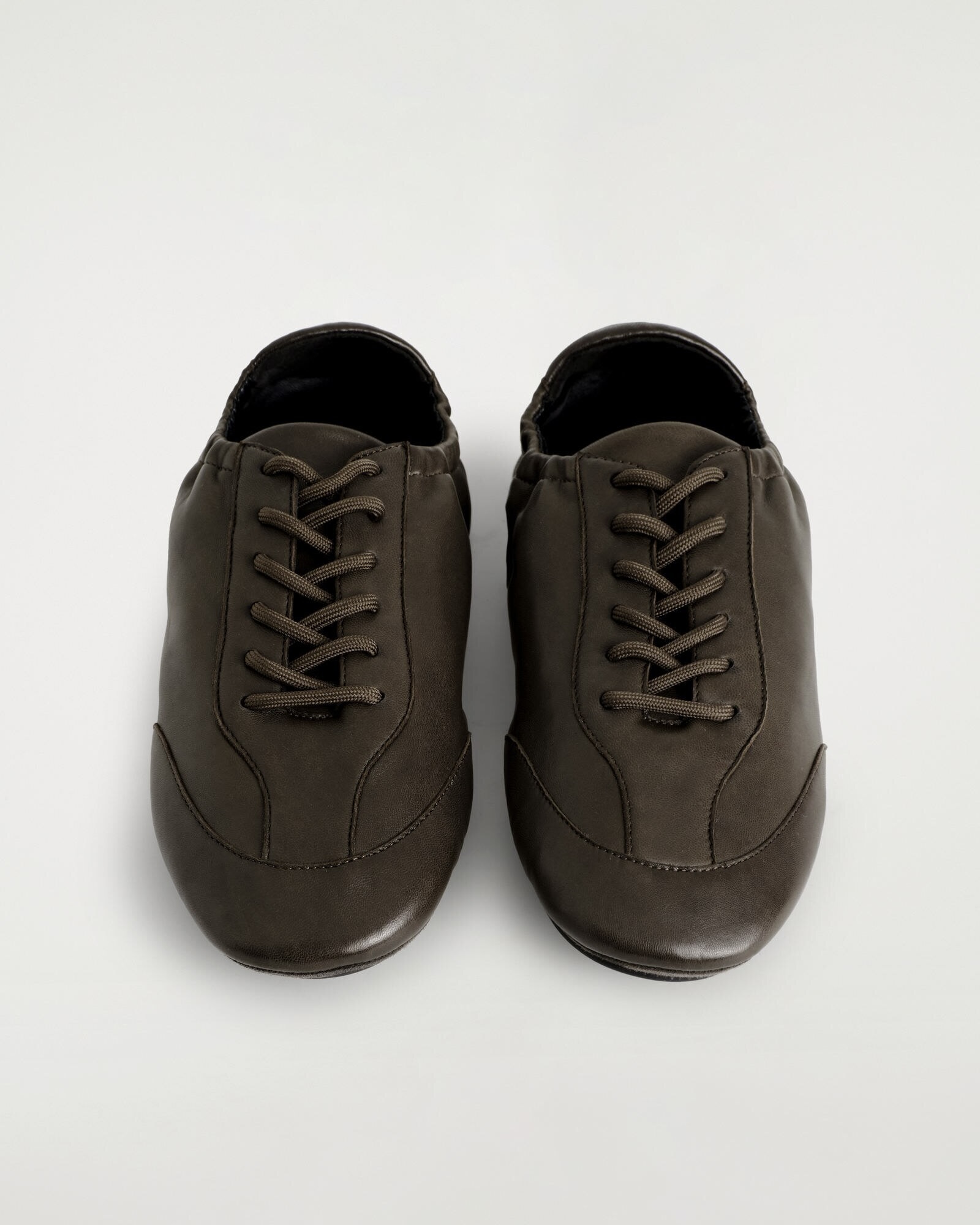 가성비로 트렌드 타볼까요?💸
플랫하고 미니멀한 코스 발레 트레이너 미리 겟 하자🍷🖤
최근 코스가 선보인 17만 원대 스웨이드 나일론 발레 트레이너가 주목받고 있는데요. 마치 프라다 컬랩스 리나일론 스니커즈를 연상시키는 플랫한 실루엣과 나일론과 스웨이드 소재를 조합해, 소재 간 대비로 은은한 포인트를 줍니다.
밑창을 두 부분으로 분리한 스플릿 디테일을 활용해 유연한 착화감을 강조하죠. 팬츠와 스커트 어디에나 잘 어울리는 미니멀한 운동화로, 이번 시즌 데일리 슈즈로 참고해 보세요. 이미지10