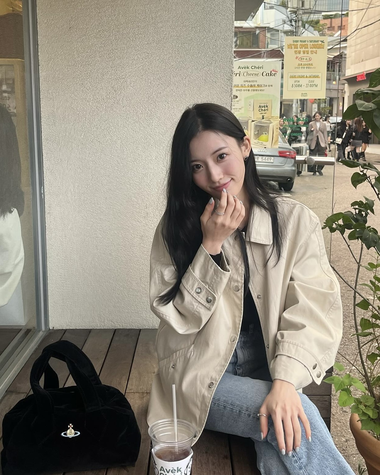 그 시절 아이스크림 소녀🍦
요즘 핫한 레이디 두아 속 우효은으로 돌아왔어✨💎
2003년 아이스크림 소녀로 대중의 사랑을 받았던 정다빈은 아역과 청소년 역으로 얼굴을 알린 뒤, 첫 성인 연기로 돌아왔는데요. 넷플릭스 드라마 레이디 두아에서 성공을 꿈꾸는 명품 브랜드 부두아 직원 우효은 역으로 새로운 모습을 보여줬습니다.
2000년 생 정다빈은 뚜렷한 이목구비와 여친룩을 연상시키는 사복 패션으로 또 다른 매력을 드러내는데요. 연기와 패션 모두 두각을 드러내며, 앞으로 더 기대되는 배우입니다. 이미지7