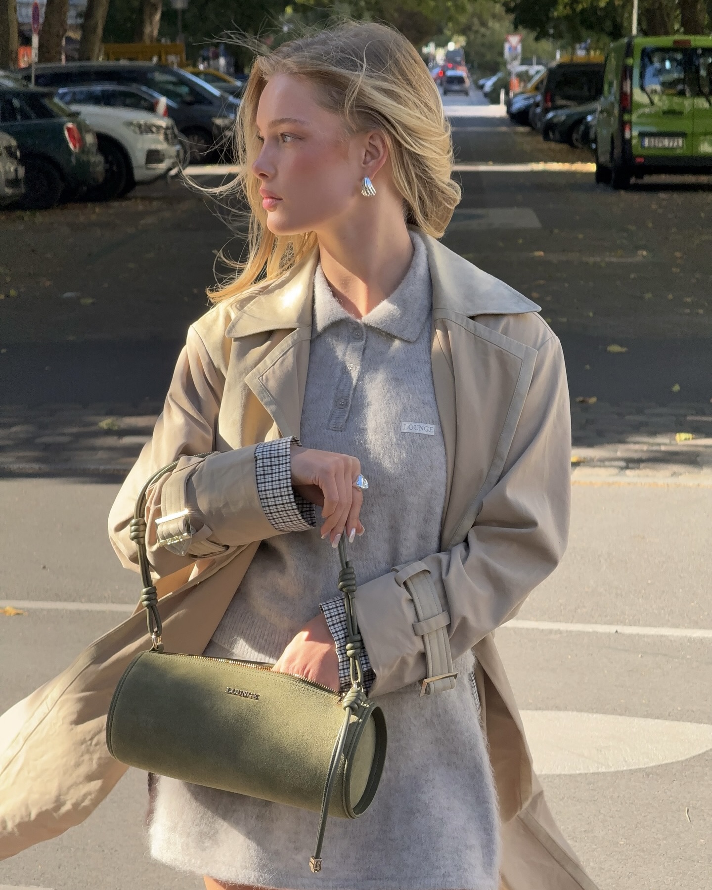 한 번 사면 평생 입는👍🏻
취향 따라 고르는 트렌치코트🤎✨매일 다르게 입어보자
클래식한 트렌치코트는 봄이 되면 자연스럽게 생각나는 아우터입니다. 다양한 기장에 더블 버튼, 싱글 버튼, 소재, 컬러 등 시즌별 미묘한 디테일 변화로 스타일링에 포인트를 주면서, 체형과 분위기에 맞춰 입기에도 좋습니다.
스커트나 원피스와 매치하면 여성스러운 실루엣을 살릴 수 있고, 팬츠와 입으면 클래식하면서도 세련된 룩을 완성할 수 있습니다. 여기에 벨트로 허리 라인을 강조하면 분위기와 비율도 자유롭게 조절할 수 있죠. 올봄, 트렌치코트로 다양한 스타일을 즐겨보세요. 이미지5