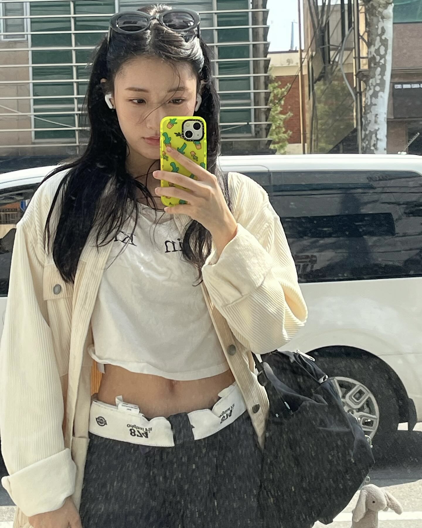 그 시절 아이스크림 소녀🍦
요즘 핫한 레이디 두아 속 우효은으로 돌아왔어✨💎
2003년 아이스크림 소녀로 대중의 사랑을 받았던 정다빈은 아역과 청소년 역으로 얼굴을 알린 뒤, 첫 성인 연기로 돌아왔는데요. 넷플릭스 드라마 레이디 두아에서 성공을 꿈꾸는 명품 브랜드 부두아 직원 우효은 역으로 새로운 모습을 보여줬습니다.
2000년 생 정다빈은 뚜렷한 이목구비와 여친룩을 연상시키는 사복 패션으로 또 다른 매력을 드러내는데요. 연기와 패션 모두 두각을 드러내며, 앞으로 더 기대되는 배우입니다. 이미지6