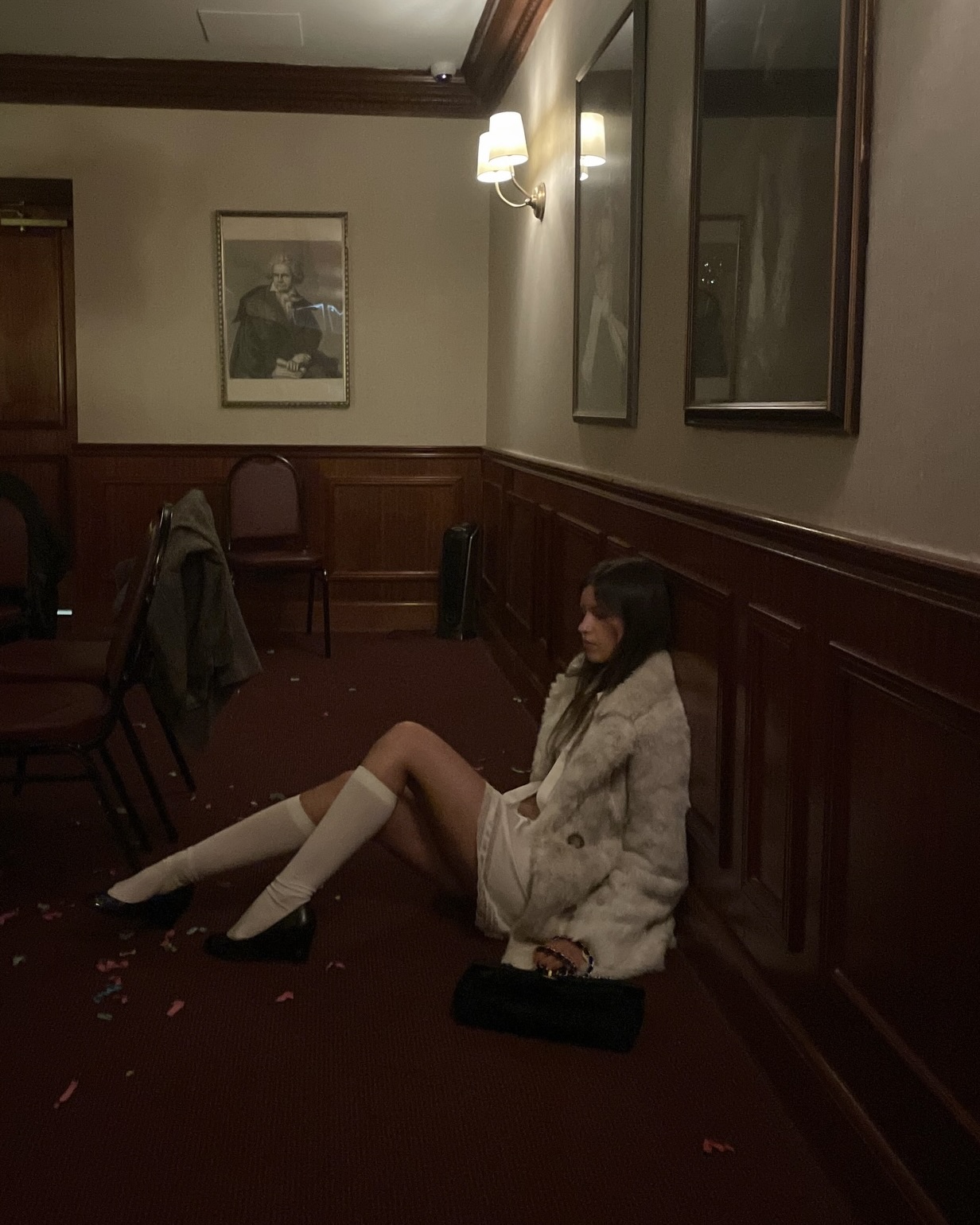 26년에 유독 눈에 띄는 신발👀
가벼워지는 옷차림에 꼭 어울리는 웨지힐 트렌드 알고 가💁🏻♀️✨
작년부터 자주 보였던 웨지힐이 26년 다시 주목받고 있습니다. 이자벨 마랑 베켓 스니커즈가 화제 되면서, 다양한 브랜드에서 웨지 디자인을 선보이고 있는데요. 통굽이 발목을 안정적으로 받쳐주어 종아리를 길고 슬림하게, 키는 더욱 커 보이도록 만들어줍니다.
특히 일반적인 힐이나 구두보다 부담 없이 착용할 수 있어, 다양한 스타일링에 자연스럽게 녹아들며 세련된 룩을 완성하죠. 이번 시즌 안정성과 스타일 모두 갖춘 웨지힐이 다시 한번 트렌드로 떠오르고 있으니, 이번 기회에 시도해 보세요. 이미지6