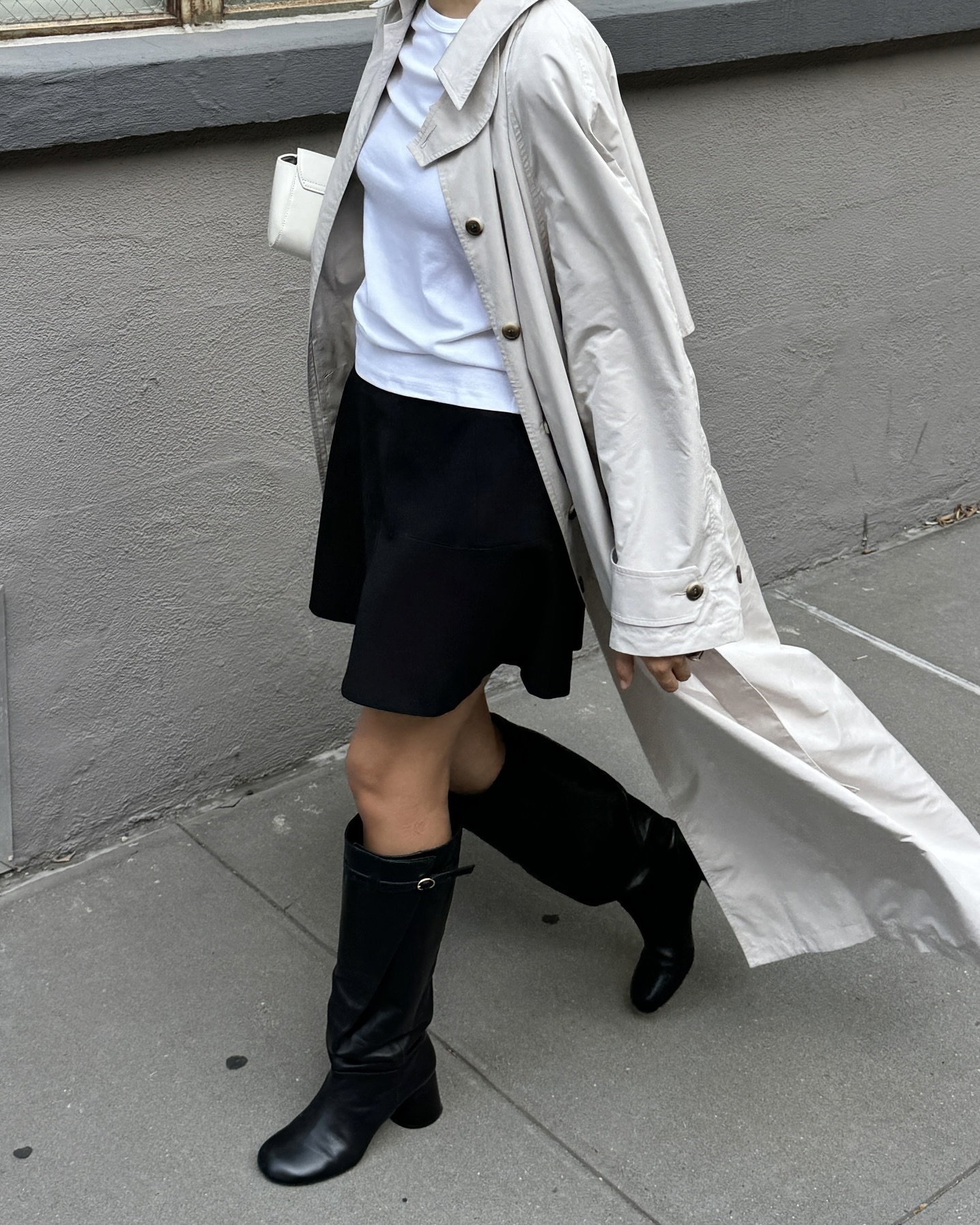 한 번 사면 평생 입는👍🏻
취향 따라 고르는 트렌치코트🤎✨매일 다르게 입어보자
클래식한 트렌치코트는 봄이 되면 자연스럽게 생각나는 아우터입니다. 다양한 기장에 더블 버튼, 싱글 버튼, 소재, 컬러 등 시즌별 미묘한 디테일 변화로 스타일링에 포인트를 주면서, 체형과 분위기에 맞춰 입기에도 좋습니다.
스커트나 원피스와 매치하면 여성스러운 실루엣을 살릴 수 있고, 팬츠와 입으면 클래식하면서도 세련된 룩을 완성할 수 있습니다. 여기에 벨트로 허리 라인을 강조하면 분위기와 비율도 자유롭게 조절할 수 있죠. 올봄, 트렌치코트로 다양한 스타일을 즐겨보세요. 이미지9