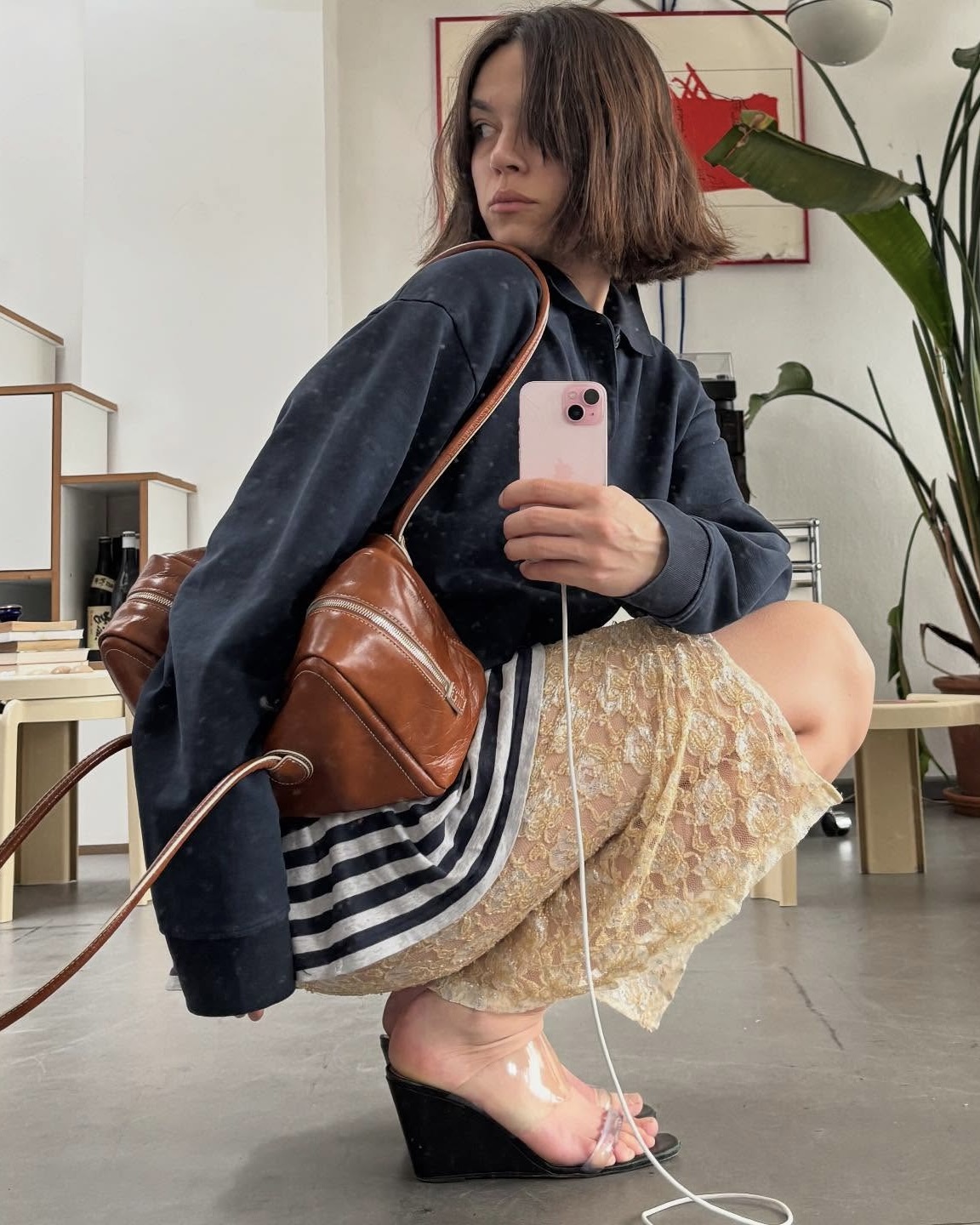 26년에 유독 눈에 띄는 신발👀
가벼워지는 옷차림에 꼭 어울리는 웨지힐 트렌드 알고 가💁🏻♀️✨
작년부터 자주 보였던 웨지힐이 26년 다시 주목받고 있습니다. 이자벨 마랑 베켓 스니커즈가 화제 되면서, 다양한 브랜드에서 웨지 디자인을 선보이고 있는데요. 통굽이 발목을 안정적으로 받쳐주어 종아리를 길고 슬림하게, 키는 더욱 커 보이도록 만들어줍니다.
특히 일반적인 힐이나 구두보다 부담 없이 착용할 수 있어, 다양한 스타일링에 자연스럽게 녹아들며 세련된 룩을 완성하죠. 이번 시즌 안정성과 스타일 모두 갖춘 웨지힐이 다시 한번 트렌드로 떠오르고 있으니, 이번 기회에 시도해 보세요. 이미지3