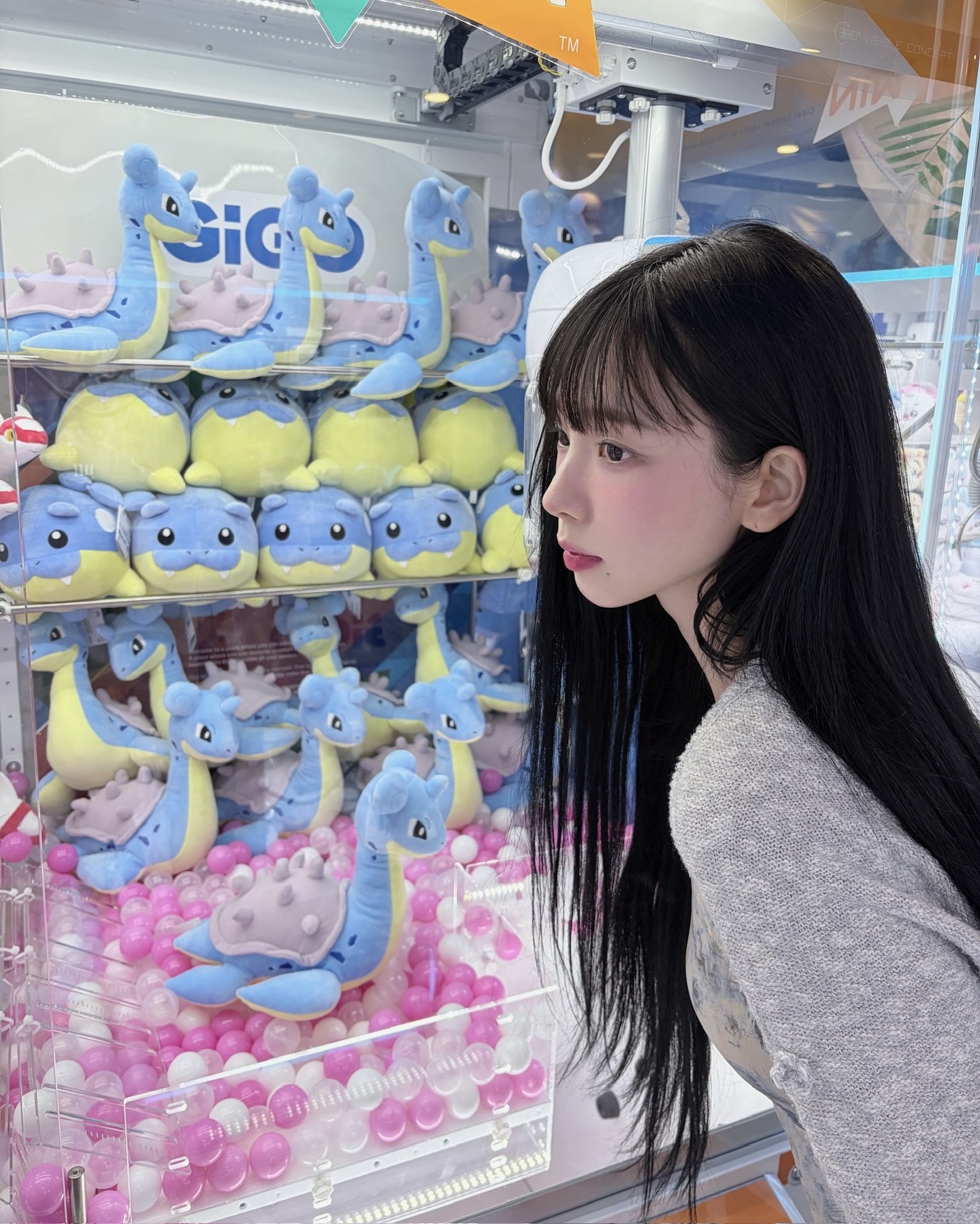 얼굴 짧아 보이는 비밀?💗
눈 밑 블러셔 하나로 중안부 축소 효과 낼 수 있어요👀✨
메이크업에 변화를 주고 싶을 땐, 중안부 축소 메이크업 어떠세요? 블러셔를 눈 밑에 가로로 얹어주면 시선이 자연스럽게 위로 올라가 얼굴 중심이 짧아 보이는 효과가 나는데요. 과하게 넓히기보다는 눈 밑에서 광대 윗부분까지 가볍게 연결해주는 게 포인트입니다.
블러셔는 크림부터 파우더 타입까지, 양을 덜어 눈 밑에서 관자 방향으로 얇게 블렌딩해보세요. 콧대나 애굣살에도 살짝 터치해주면 한층 더 사랑스러운 무드가 완성됩니다. 평소 메이크업이 질릴 땐, 중안부 축소 블러셔로 분위기를 바꿔보세요. 이미지2