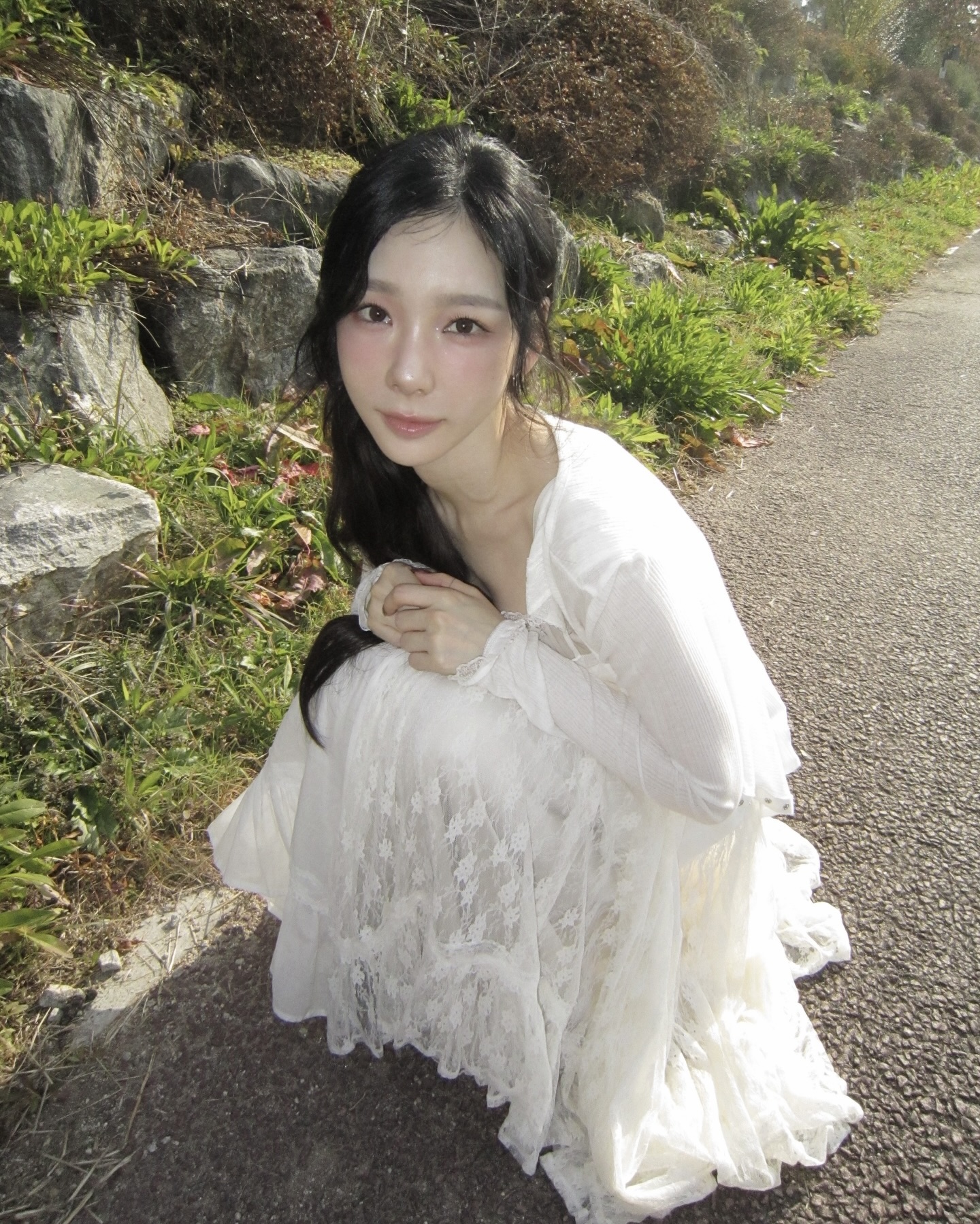 얼굴 짧아 보이는 비밀?💗
눈 밑 블러셔 하나로 중안부 축소 효과 낼 수 있어요👀✨
메이크업에 변화를 주고 싶을 땐, 중안부 축소 메이크업 어떠세요? 블러셔를 눈 밑에 가로로 얹어주면 시선이 자연스럽게 위로 올라가 얼굴 중심이 짧아 보이는 효과가 나는데요. 과하게 넓히기보다는 눈 밑에서 광대 윗부분까지 가볍게 연결해주는 게 포인트입니다.
블러셔는 크림부터 파우더 타입까지, 양을 덜어 눈 밑에서 관자 방향으로 얇게 블렌딩해보세요. 콧대나 애굣살에도 살짝 터치해주면 한층 더 사랑스러운 무드가 완성됩니다. 평소 메이크업이 질릴 땐, 중안부 축소 블러셔로 분위기를 바꿔보세요. 이미지5