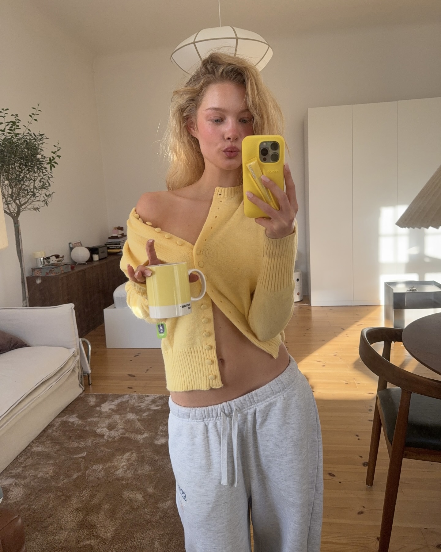 가디건으로 온기 더해봐☕️
산뜻한 봄 데일리 코디, 미리 준비해보세요🌷🤍
봄이 되면 더 자주 손이 갈 아이템, 바로 가디건입니다. 단추를 잠그면 니트처럼 단정하게, 풀어 입으면 아우터처럼 자연스럽게 연출할 수 있는데요. 컬러 가디건 하나만 더해도 룩이 산뜻해져 데일리 코디에 활용도가 높습니다.
슬림한 가디건엔 와이드 팬츠를, 미디 스커트엔 단정한 플랫이나 로퍼를 더해보세요. 가디건 하나로 캐주얼부터 단정함까지 폭넓게 즐길 수 있으니, 봄 코디 시작템으로 참고해보세요. 이미지10