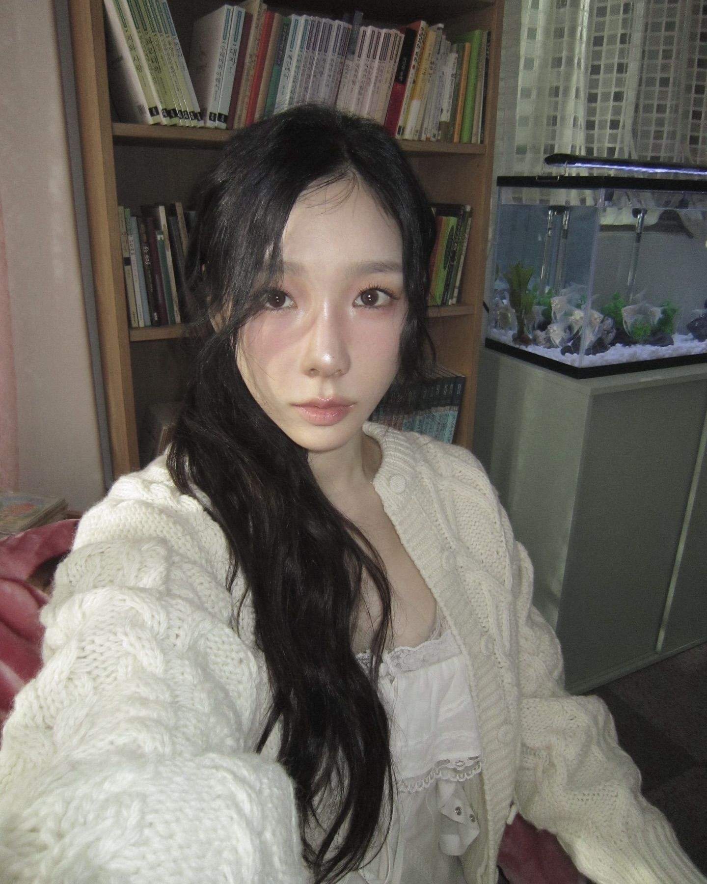 얼굴 짧아 보이는 비밀?💗
눈 밑 블러셔 하나로 중안부 축소 효과 낼 수 있어요👀✨
메이크업에 변화를 주고 싶을 땐, 중안부 축소 메이크업 어떠세요? 블러셔를 눈 밑에 가로로 얹어주면 시선이 자연스럽게 위로 올라가 얼굴 중심이 짧아 보이는 효과가 나는데요. 과하게 넓히기보다는 눈 밑에서 광대 윗부분까지 가볍게 연결해주는 게 포인트입니다.
블러셔는 크림부터 파우더 타입까지, 양을 덜어 눈 밑에서 관자 방향으로 얇게 블렌딩해보세요. 콧대나 애굣살에도 살짝 터치해주면 한층 더 사랑스러운 무드가 완성됩니다. 평소 메이크업이 질릴 땐, 중안부 축소 블러셔로 분위기를 바꿔보세요. 이미지4