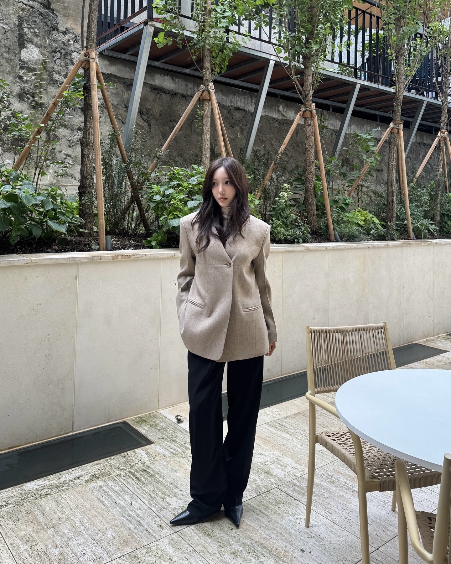 결혼식 많은 봄, 하객룩 고민?🤔
스커트부터 슬랙스까지✨🖤블레이저로 세련되게 마무리해 이미지4