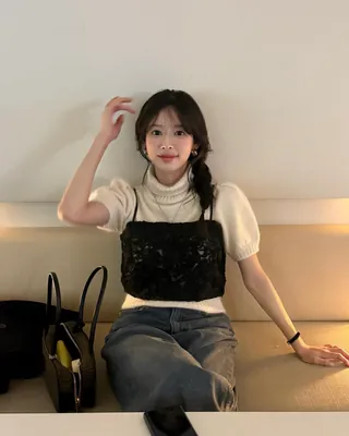 간절기에 빛을 발할 반팔니트✨
가볍게 입었는데 괜히 더 갖춰 입은 듯한 잇템💡🛍️미리 준비해!!
반팔 니트는 계절이 애매한 시기에 가장 실용적인 아이템인데요. 단독으로는 가볍고 단정한 느낌을, 아우터와 레이어드하면 한층 정돈된 분위기를 완성하죠. 과하게 힘주지 않아도 자연스럽게 세련된 느낌을 연출할 수 있다는 점이 특징입니다.
디자인과 소재에 따라 분위기가 달라지는데요. 베이직한 라운드넥은 담백한 느낌을, 터틀넥은 바람을 부드럽게 차단하며 클래식한 감각을 더하죠. 반팔니트는 가벼운 보온성을 더해 일교차가 큰 날씨에도 부담 없이 입기 좋은 상의입니다. 이미지