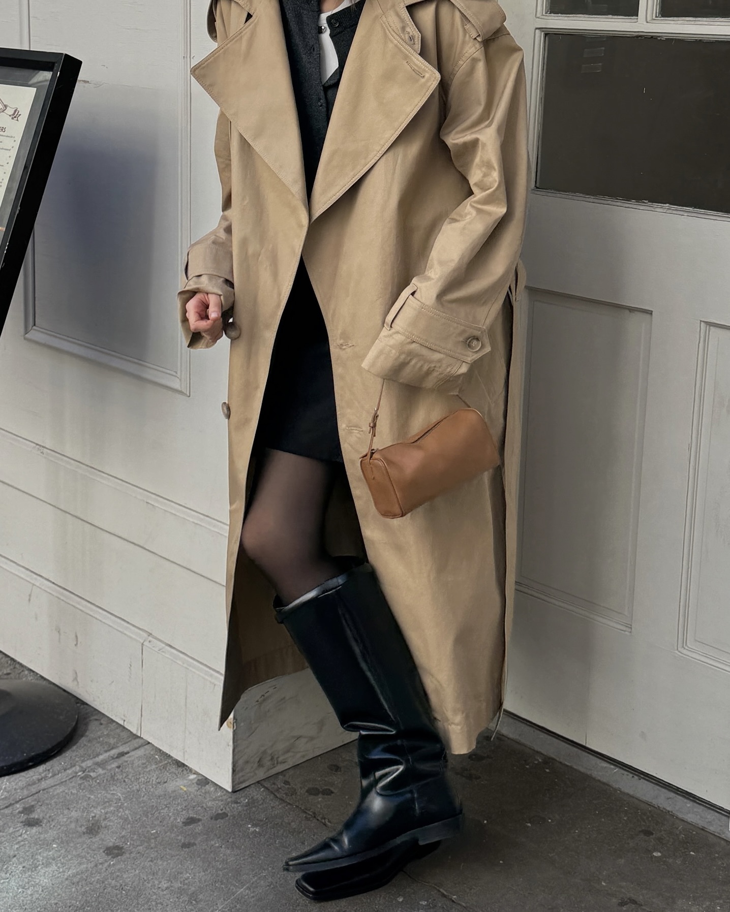 한 번 사면 평생 입는👍🏻
취향 따라 고르는 트렌치코트🤎✨매일 다르게 입어보자
클래식한 트렌치코트는 봄이 되면 자연스럽게 생각나는 아우터입니다. 다양한 기장에 더블 버튼, 싱글 버튼, 소재, 컬러 등 시즌별 미묘한 디테일 변화로 스타일링에 포인트를 주면서, 체형과 분위기에 맞춰 입기에도 좋습니다.
스커트나 원피스와 매치하면 여성스러운 실루엣을 살릴 수 있고, 팬츠와 입으면 클래식하면서도 세련된 룩을 완성할 수 있습니다. 여기에 벨트로 허리 라인을 강조하면 분위기와 비율도 자유롭게 조절할 수 있죠. 올봄, 트렌치코트로 다양한 스타일을 즐겨보세요. 이미지2