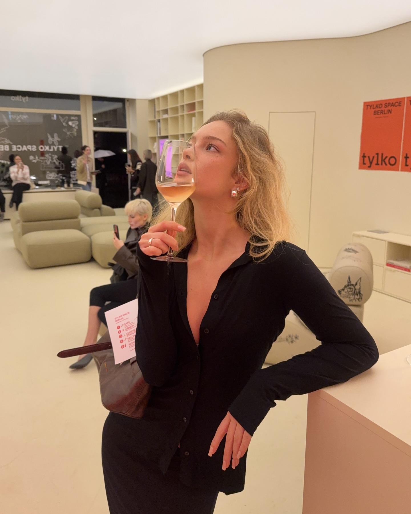 가디건으로 온기 더해봐☕️
산뜻한 봄 데일리 코디, 미리 준비해보세요🌷🤍
봄이 되면 더 자주 손이 갈 아이템, 바로 가디건입니다. 단추를 잠그면 니트처럼 단정하게, 풀어 입으면 아우터처럼 자연스럽게 연출할 수 있는데요. 컬러 가디건 하나만 더해도 룩이 산뜻해져 데일리 코디에 활용도가 높습니다.
슬림한 가디건엔 와이드 팬츠를, 미디 스커트엔 단정한 플랫이나 로퍼를 더해보세요. 가디건 하나로 캐주얼부터 단정함까지 폭넓게 즐길 수 있으니, 봄 코디 시작템으로 참고해보세요. 이미지11