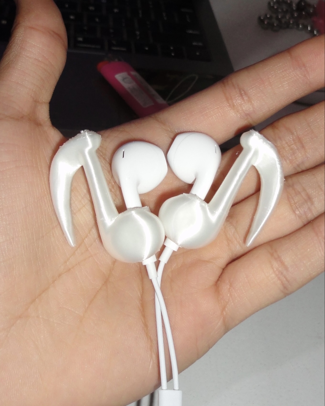 귀걸이 대신 이어폰 참 어때?🪽
키링처럼 이어폰에 달아주기만 하면 끝!💡💖
이어폰도 이제 실용템을 넘어, 액세서리처럼 즐길 수 있는 아이템입니다. 휴대폰이나 가방에 키링을 달듯, 이어폰에도 참을 더해 포인트를 줄 수 있는데요. 큐피드 날개나 별 모양 등 이어폰 참을 달아 귀걸이 대신 분위기를 내기에도 좋은 아이템입니다.
스트랩에 살짝 끼워주기만 하면 끝이라 부담 없이 시도할 수 있죠. 다가오는 봄엔, 귀걸이 대신 이어폰 참으로 가볍게 포인트를 더해보세요.
- 에브리띵 이어폰 참, 1만 원대 이미지11