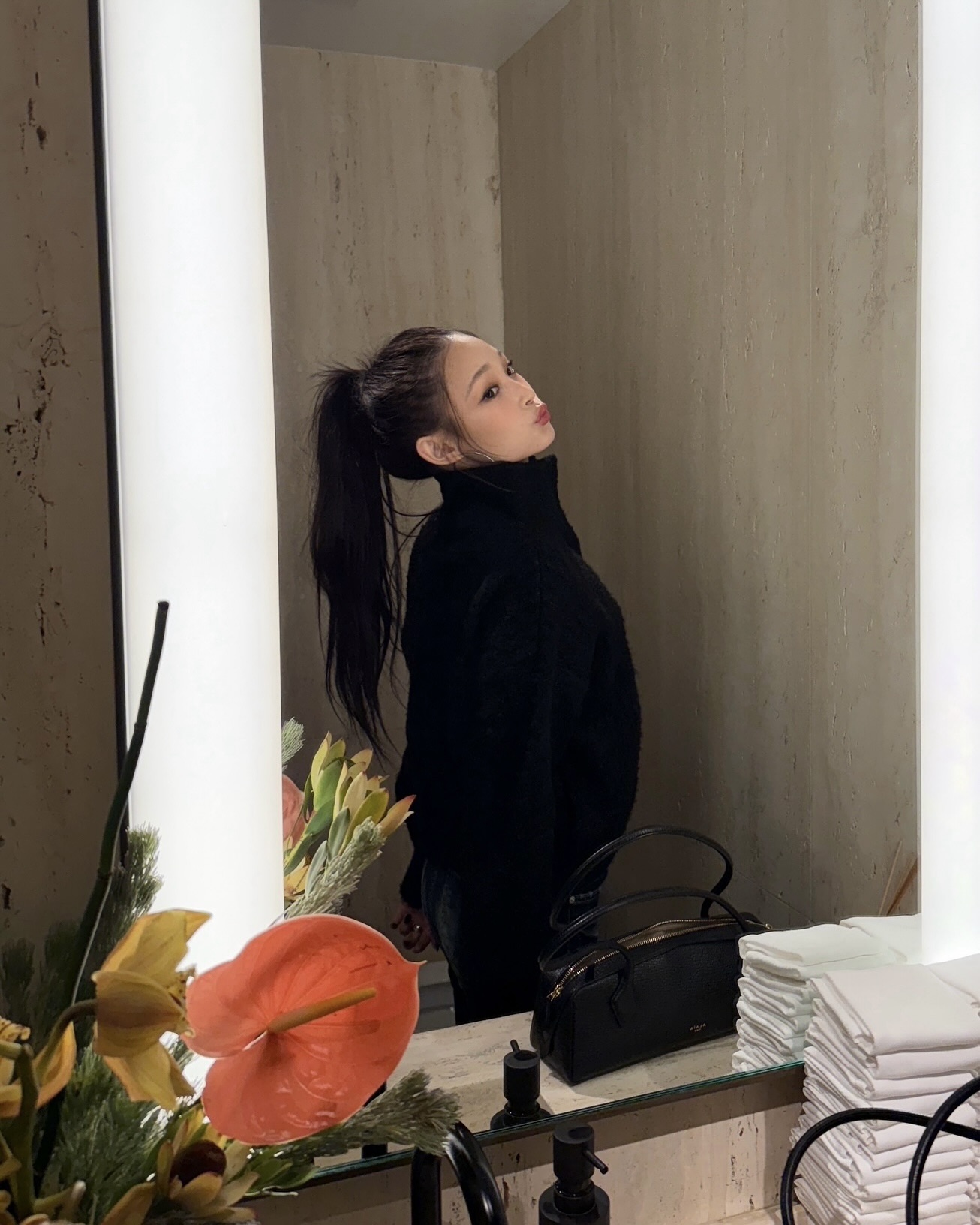 공부도 스타일도 놓치지 않아✨
보부상 백부터 애착백까지🖤🎓문서윤의 캠퍼스 백 같이보자
1. 생로랑 몸바사, 700만 원대
부드럽게 흐르는 곡선 실루엣에 조형적인 링 핸들 디테일을 더한 디자인입니다. 넉넉한 수납력을 갖춘 것은 물론 브랜드 특유의 시크하고 세련된 무드까지 느낄 수 있는 보부상 백입니다.
2. 알라이아 르케텔 미디엄 패딩 가죽 백, 400만 원대
닥스훈트를 연상시키는 길고 슬림한 실루엣에 장식 끈을 더한 튜브형 핸들이 특징으로, 스몰 로고와 더블 지퍼 디테일이 더해져 절제된 미니멀한 무드가 느껴지는 숄더백입니다. 이미지6