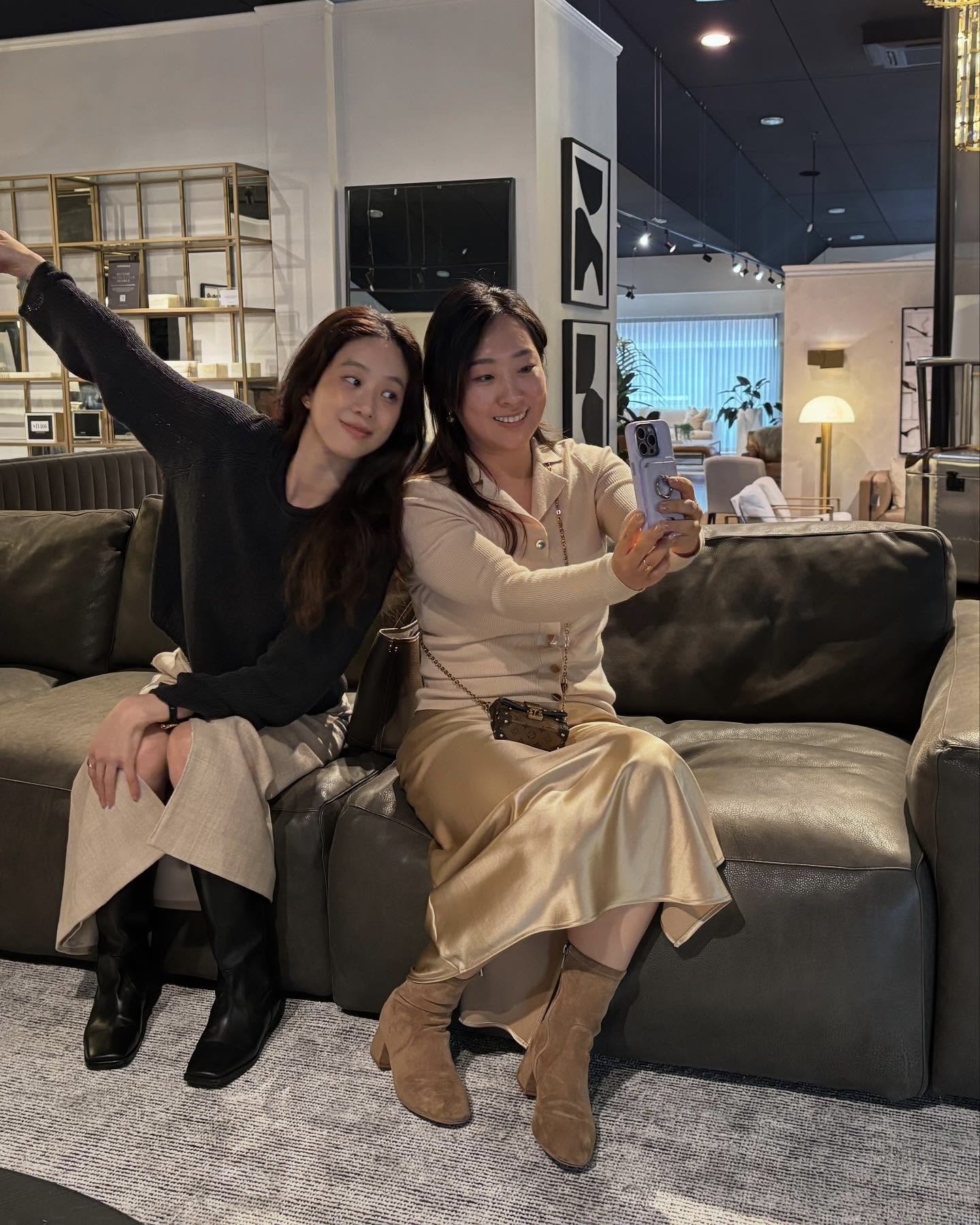 려원언니 매일 드는 클래식백👜
유행 타지않고 어느 코디든 어울리는🧡💛 정려원 애착가방
정려원의 일상 속에서 자주 보이는 가방, 바로 에르메스 가든 파티입니다. 미니멀한 디자인과 실루엣 덕분에 어떤 스타일에도 자연스럽게 어울리는데요. 클래식 무드의 이 토트백은 담백하고 세련된 분위기와도 잘 어울립니다.
롱스커트에 매치해도 좋고, 슬랙스나 데님과 함께해 올드머니 룩을 완성할 수도 있죠. 꾸미지 않아도 충분히 고급스러운 스타일을 원한다면 정려원의 가든 파티를 참고해보세요. 이미지5