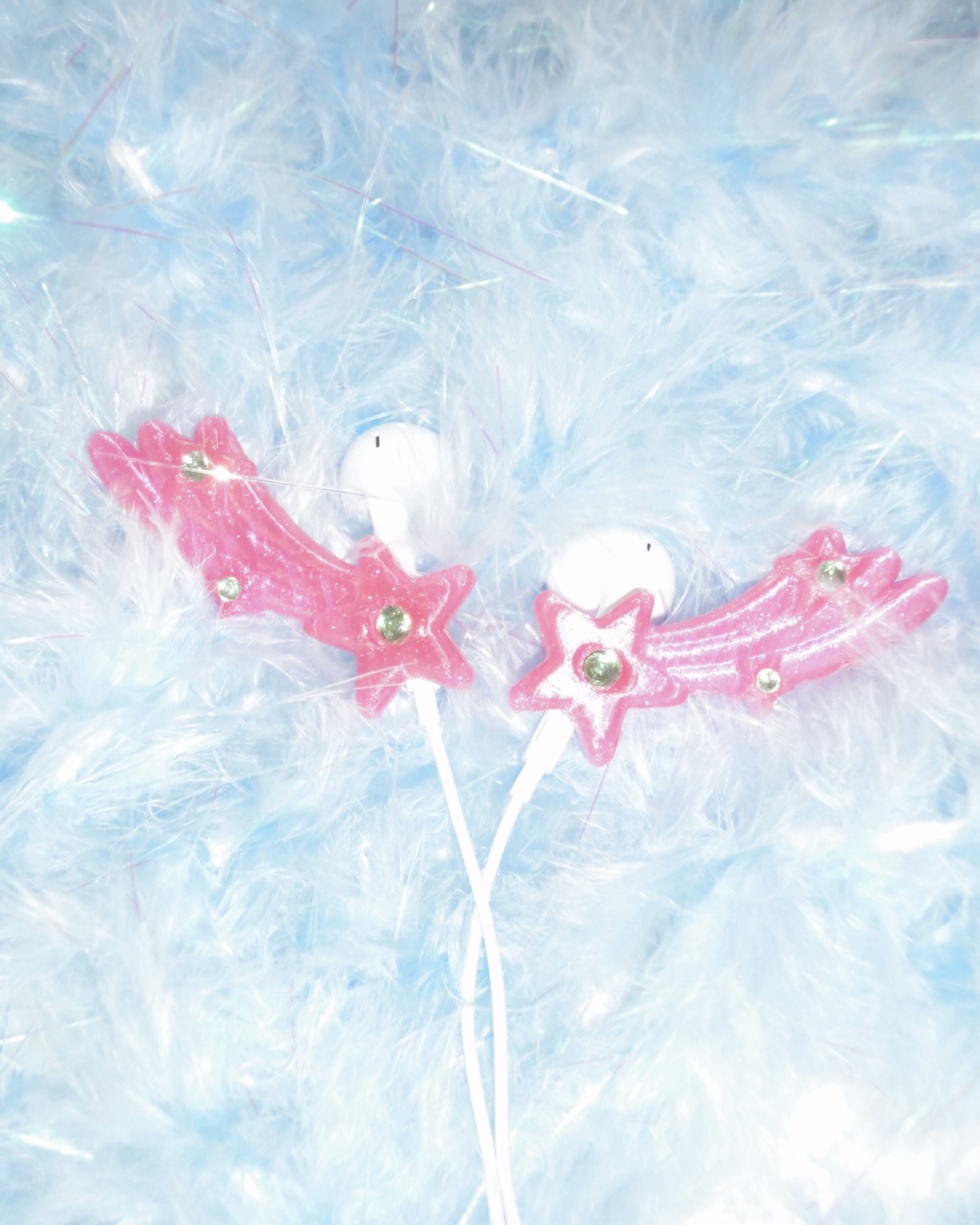 귀걸이 대신 이어폰 참 어때?🪽
키링처럼 이어폰에 달아주기만 하면 끝!💡💖
이어폰도 이제 실용템을 넘어, 액세서리처럼 즐길 수 있는 아이템입니다. 휴대폰이나 가방에 키링을 달듯, 이어폰에도 참을 더해 포인트를 줄 수 있는데요. 큐피드 날개나 별 모양 등 이어폰 참을 달아 귀걸이 대신 분위기를 내기에도 좋은 아이템입니다.
스트랩에 살짝 끼워주기만 하면 끝이라 부담 없이 시도할 수 있죠. 다가오는 봄엔, 귀걸이 대신 이어폰 참으로 가볍게 포인트를 더해보세요.
- 에브리띵 이어폰 참, 1만 원대 이미지9