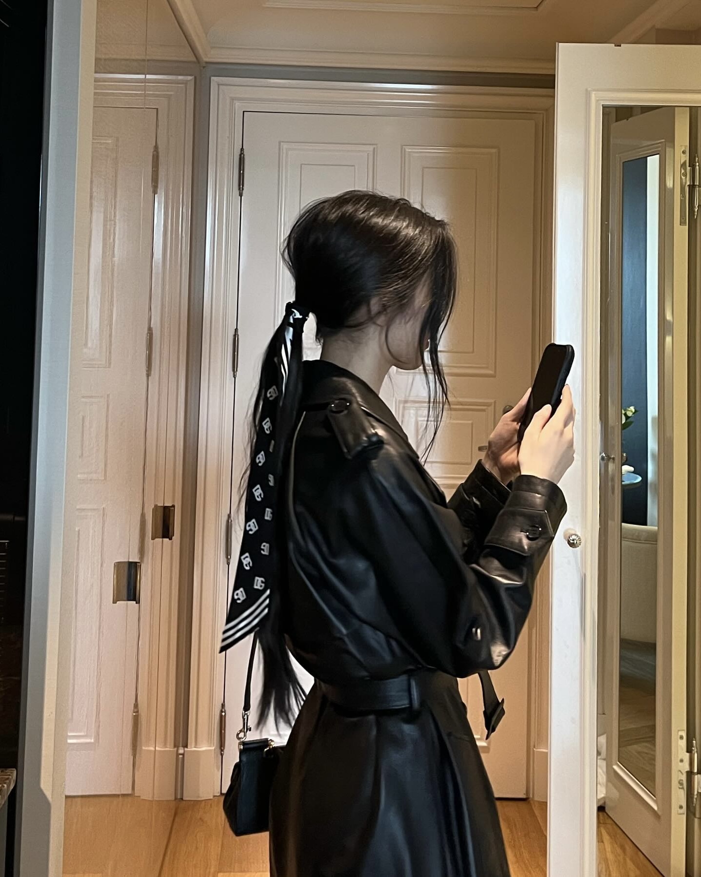 스카프 활용 맨날 고민이죠?!🧡
목부터 가볍게, 포인트 하나로 분위기 확 바꿀 수 있어!😉🧚🏻
포인트 주기 좋은 스카프 활용법 3가지 저장해둬요.
1. 목 스카프
스카프 컬러와 패턴 등 룩 분위기에 맞춰 연출할 수 있습니다. 티셔츠나 니트 위에 두르고 매듭만 지어도 생기를 더하며 세련된 분위기를 완성할 수 있어요.
2. 가방 액세서리
간단하지만 스타일리시한 포인트를 주고 싶다면, 스카프를 가방 손잡이에 매보세요. 평범한 가방도 컬러와 패턴으로 감각적인 분위기를 살리며, 우아하고 여성스러운 매력을 더할 수 있습니다.
3. 헤어 액세서리
스카프를 머리끈처럼 묶거나, 바부슈카 스타일로 두르면 발랄하면서도 레트로한 무드를 연출할 수 있습니다. 간단한 연출만으로도 코디의 완성도를 높이는 포인트가 됩니다. 이미지10