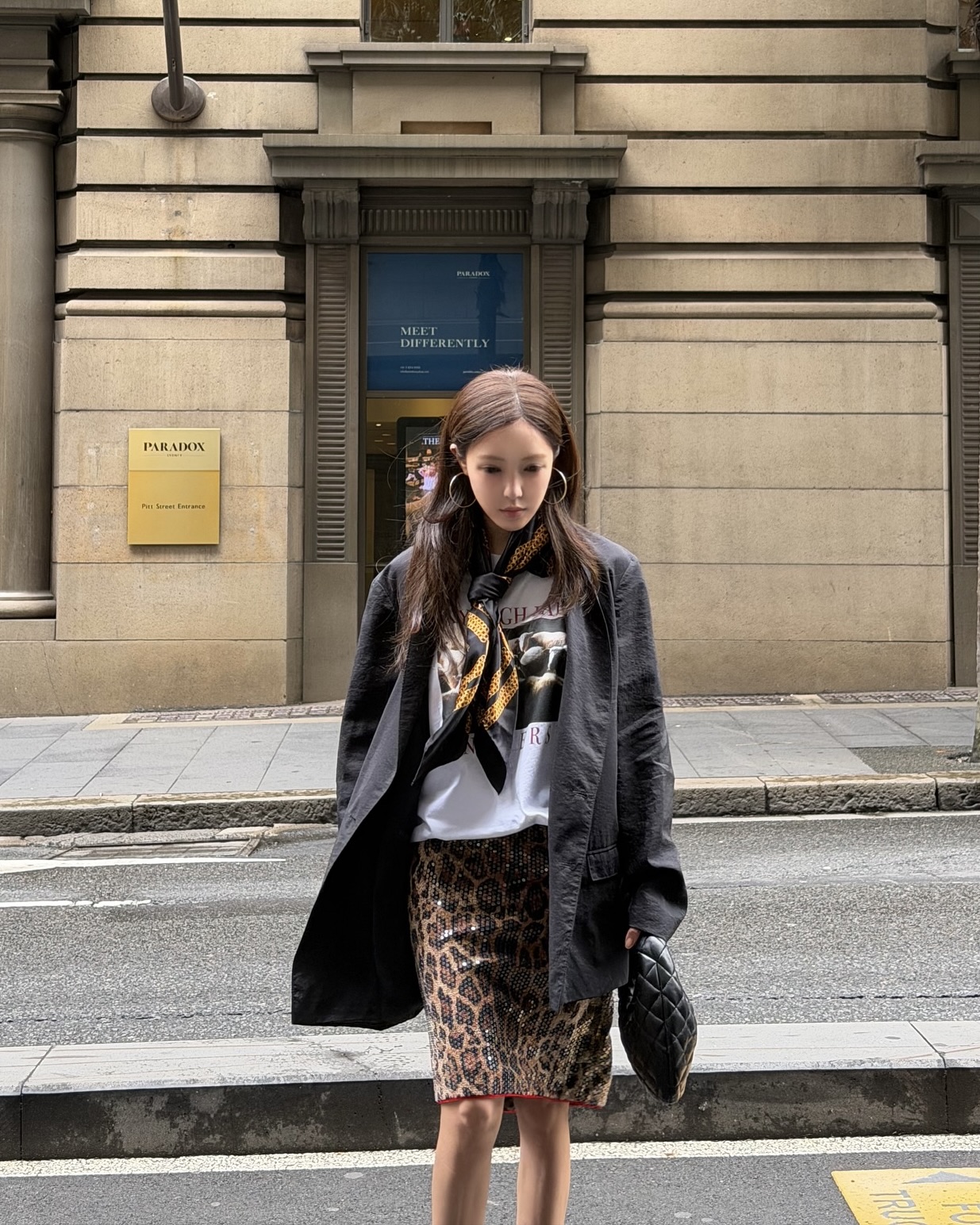 스카프 활용 맨날 고민이죠?!🧡
목부터 가볍게, 포인트 하나로 분위기 확 바꿀 수 있어!😉🧚🏻
포인트 주기 좋은 스카프 활용법 3가지 저장해둬요.
1. 목 스카프
스카프 컬러와 패턴 등 룩 분위기에 맞춰 연출할 수 있습니다. 티셔츠나 니트 위에 두르고 매듭만 지어도 생기를 더하며 세련된 분위기를 완성할 수 있어요.
2. 가방 액세서리
간단하지만 스타일리시한 포인트를 주고 싶다면, 스카프를 가방 손잡이에 매보세요. 평범한 가방도 컬러와 패턴으로 감각적인 분위기를 살리며, 우아하고 여성스러운 매력을 더할 수 있습니다.
3. 헤어 액세서리
스카프를 머리끈처럼 묶거나, 바부슈카 스타일로 두르면 발랄하면서도 레트로한 무드를 연출할 수 있습니다. 간단한 연출만으로도 코디의 완성도를 높이는 포인트가 됩니다. 이미지2