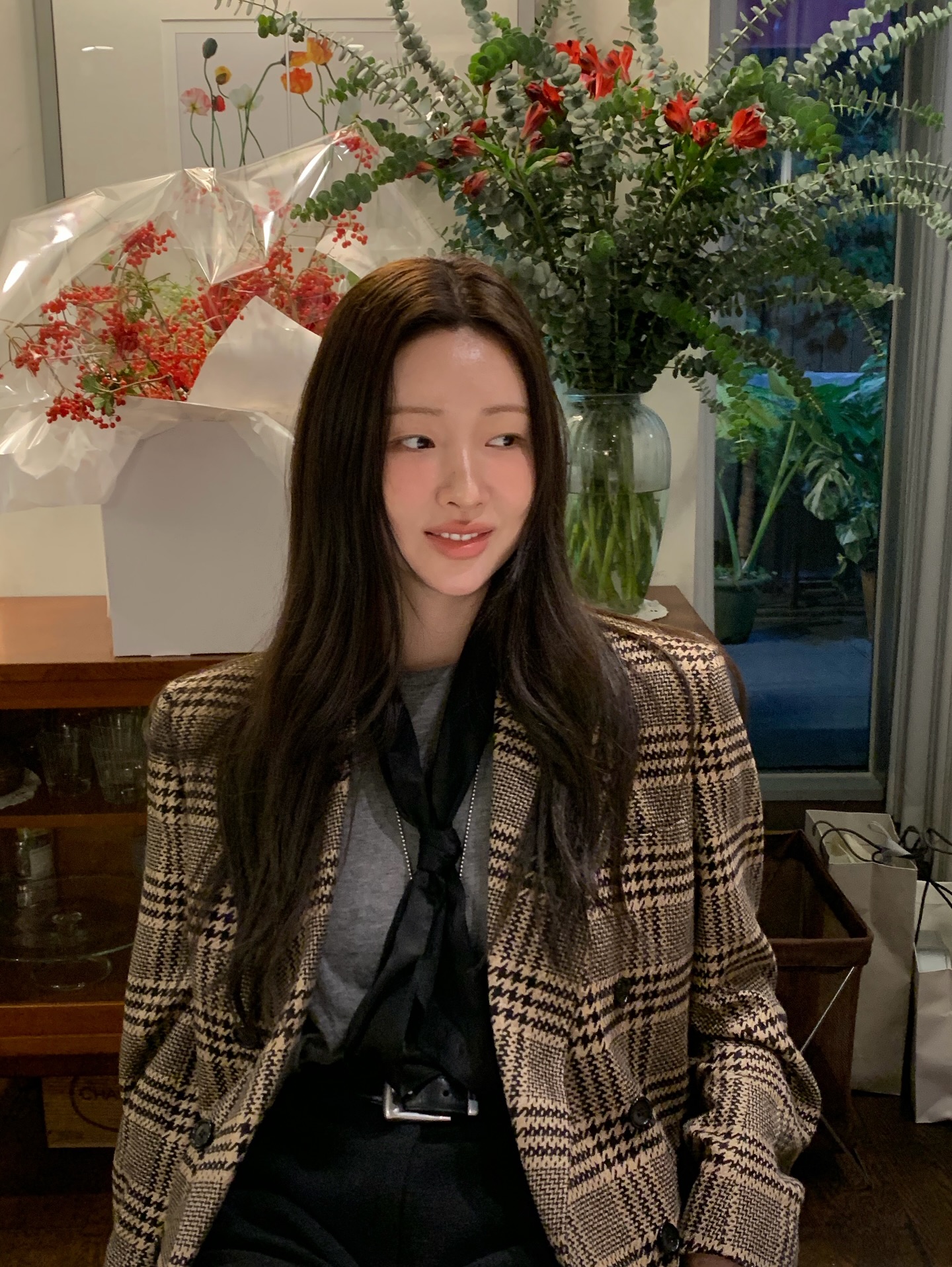 스카프 활용 맨날 고민이죠?!🧡
목부터 가볍게, 포인트 하나로 분위기 확 바꿀 수 있어!😉🧚🏻
포인트 주기 좋은 스카프 활용법 3가지 저장해둬요.
1. 목 스카프
스카프 컬러와 패턴 등 룩 분위기에 맞춰 연출할 수 있습니다. 티셔츠나 니트 위에 두르고 매듭만 지어도 생기를 더하며 세련된 분위기를 완성할 수 있어요.
2. 가방 액세서리
간단하지만 스타일리시한 포인트를 주고 싶다면, 스카프를 가방 손잡이에 매보세요. 평범한 가방도 컬러와 패턴으로 감각적인 분위기를 살리며, 우아하고 여성스러운 매력을 더할 수 있습니다.
3. 헤어 액세서리
스카프를 머리끈처럼 묶거나, 바부슈카 스타일로 두르면 발랄하면서도 레트로한 무드를 연출할 수 있습니다. 간단한 연출만으로도 코디의 완성도를 높이는 포인트가 됩니다. 이미지4