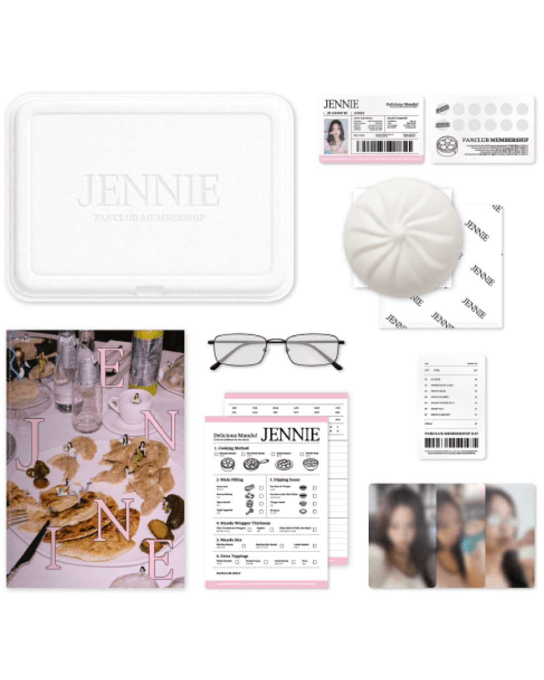 만두 닮은 제니 굿즈?!💗
젠득이 만두 코어 말아오셨다🥟🤍 구경하세요!
제니의 팬클럽 멤버십 가입자만 구매할 수 있는 키트가 공개됐습니다. 이번 키트는 제니의 ‘만두’ 별명을 귀엽게 녹여낸 콘셉트가 포인트인데요. 만두 모양의 스트레스 볼부터 김이 서린 듯한 안경까지, 제니의 사랑스러운 무드가 가득한 아이템들로 구성됐습니다.
키트는 위버스샵에서 구매할 수 있으며, 멤버십 가입자라면 3만 원대로 제니의 귀여운 키트를 챙겨볼 수 있습니다. 이미지2