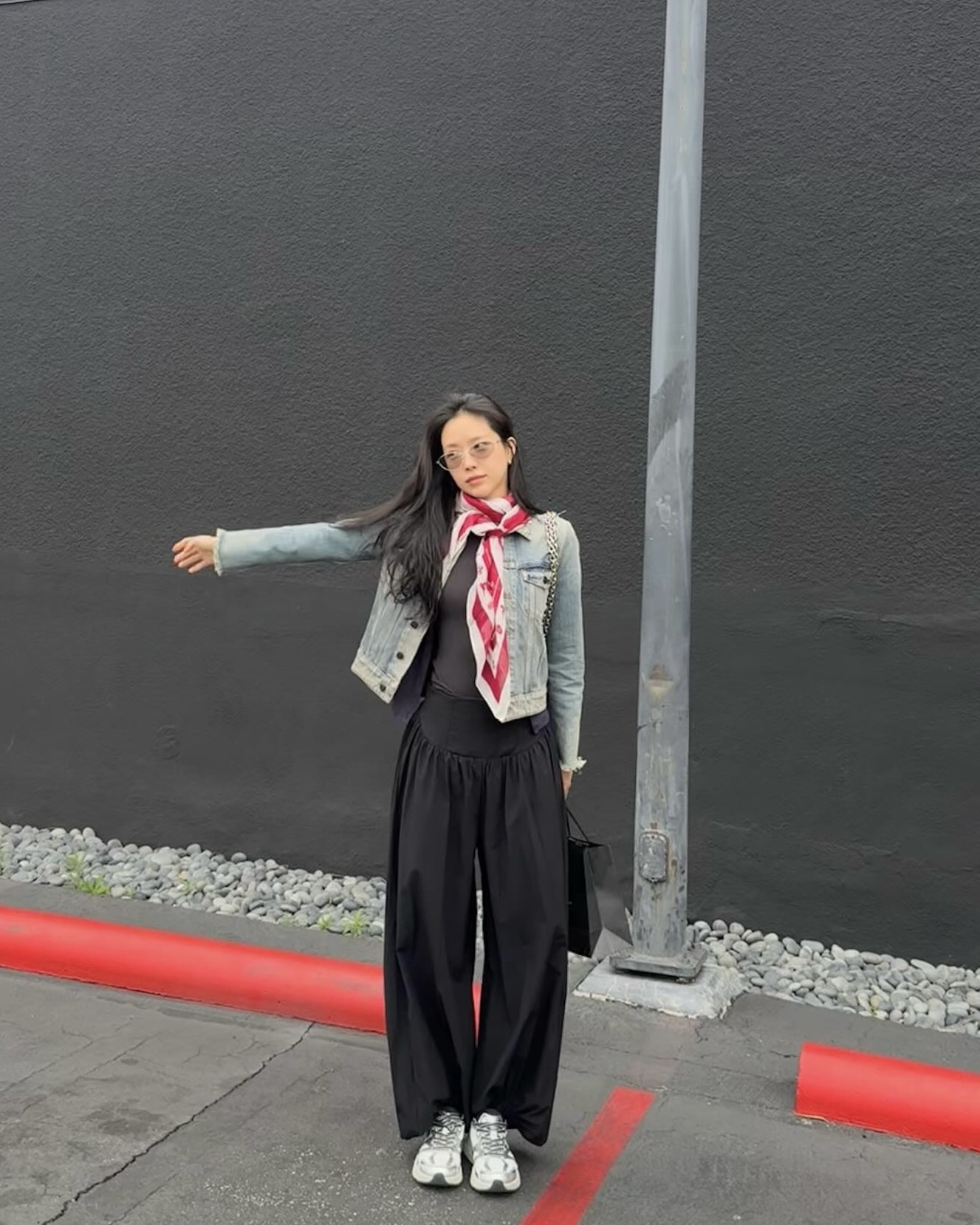 스카프 활용 맨날 고민이죠?!🧡
목부터 가볍게, 포인트 하나로 분위기 확 바꿀 수 있어!😉🧚🏻
포인트 주기 좋은 스카프 활용법 3가지 저장해둬요.
1. 목 스카프
스카프 컬러와 패턴 등 룩 분위기에 맞춰 연출할 수 있습니다. 티셔츠나 니트 위에 두르고 매듭만 지어도 생기를 더하며 세련된 분위기를 완성할 수 있어요.
2. 가방 액세서리
간단하지만 스타일리시한 포인트를 주고 싶다면, 스카프를 가방 손잡이에 매보세요. 평범한 가방도 컬러와 패턴으로 감각적인 분위기를 살리며, 우아하고 여성스러운 매력을 더할 수 있습니다.
3. 헤어 액세서리
스카프를 머리끈처럼 묶거나, 바부슈카 스타일로 두르면 발랄하면서도 레트로한 무드를 연출할 수 있습니다. 간단한 연출만으로도 코디의 완성도를 높이는 포인트가 됩니다. 이미지6