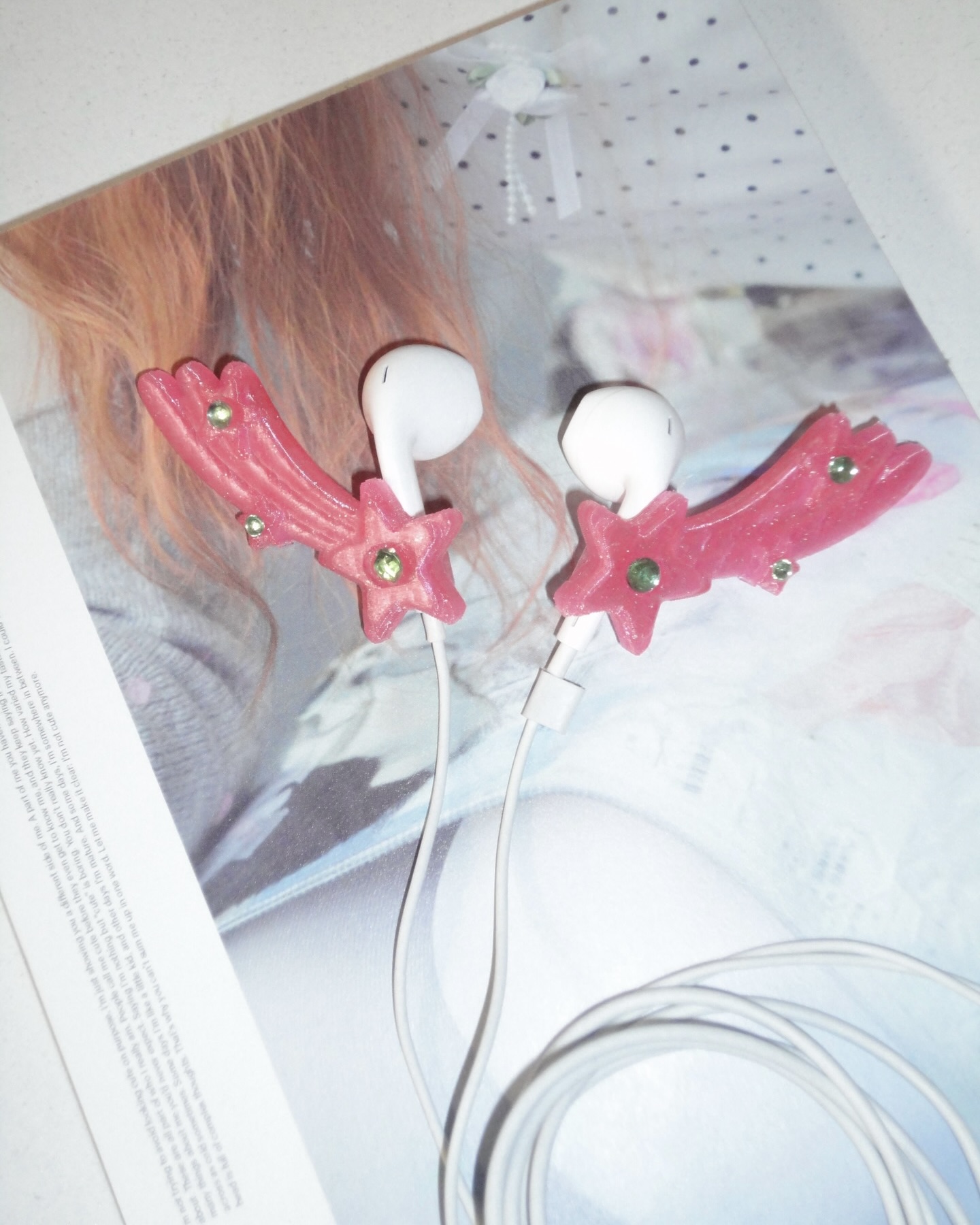 귀걸이 대신 이어폰 참 어때?🪽
키링처럼 이어폰에 달아주기만 하면 끝!💡💖
이어폰도 이제 실용템을 넘어, 액세서리처럼 즐길 수 있는 아이템입니다. 휴대폰이나 가방에 키링을 달듯, 이어폰에도 참을 더해 포인트를 줄 수 있는데요. 큐피드 날개나 별 모양 등 이어폰 참을 달아 귀걸이 대신 분위기를 내기에도 좋은 아이템입니다.
스트랩에 살짝 끼워주기만 하면 끝이라 부담 없이 시도할 수 있죠. 다가오는 봄엔, 귀걸이 대신 이어폰 참으로 가볍게 포인트를 더해보세요.
- 에브리띵 이어폰 참, 1만 원대 이미지3