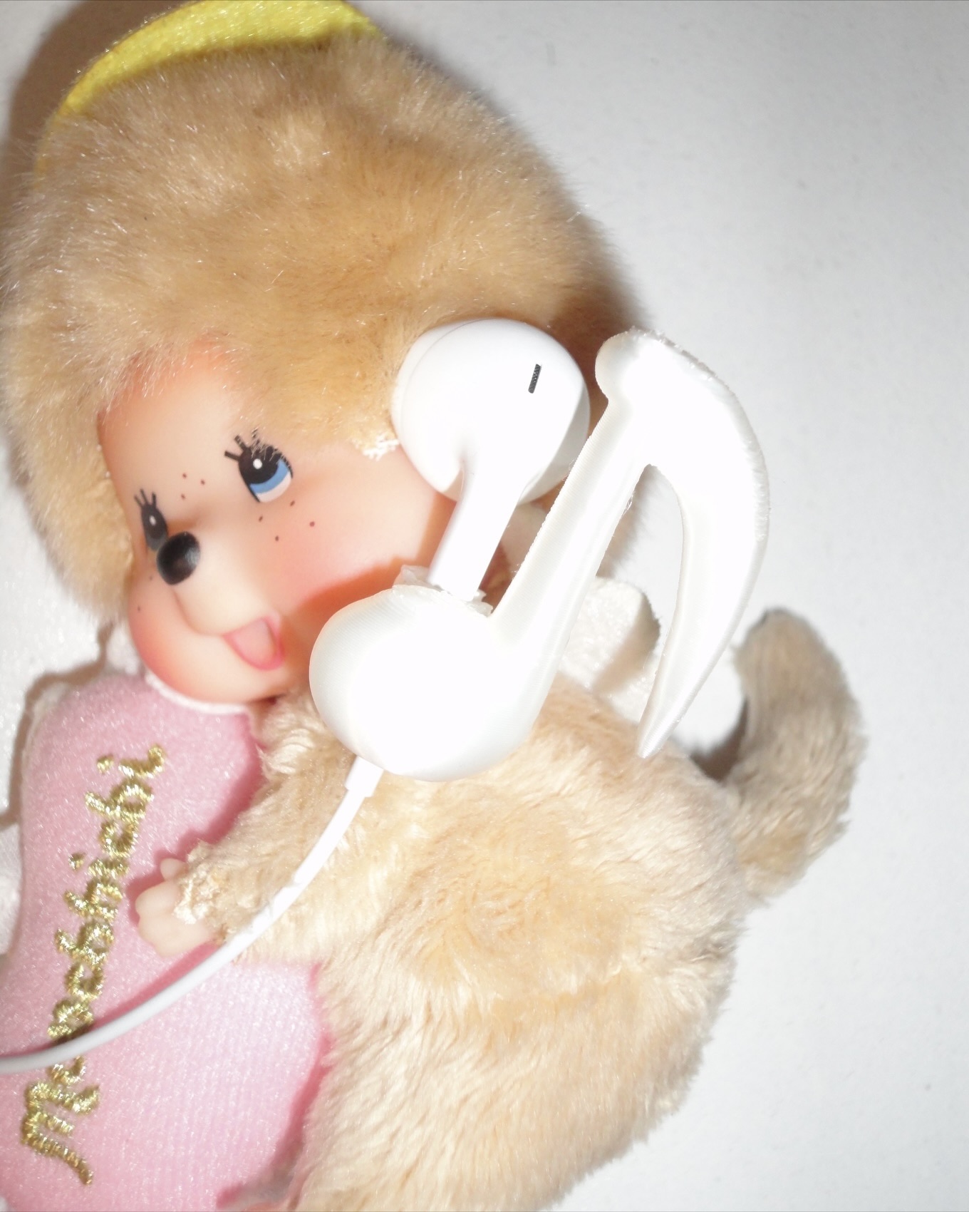 귀걸이 대신 이어폰 참 어때?🪽
키링처럼 이어폰에 달아주기만 하면 끝!💡💖
이어폰도 이제 실용템을 넘어, 액세서리처럼 즐길 수 있는 아이템입니다. 휴대폰이나 가방에 키링을 달듯, 이어폰에도 참을 더해 포인트를 줄 수 있는데요. 큐피드 날개나 별 모양 등 이어폰 참을 달아 귀걸이 대신 분위기를 내기에도 좋은 아이템입니다.
스트랩에 살짝 끼워주기만 하면 끝이라 부담 없이 시도할 수 있죠. 다가오는 봄엔, 귀걸이 대신 이어폰 참으로 가볍게 포인트를 더해보세요.
- 에브리띵 이어폰 참, 1만 원대 이미지7