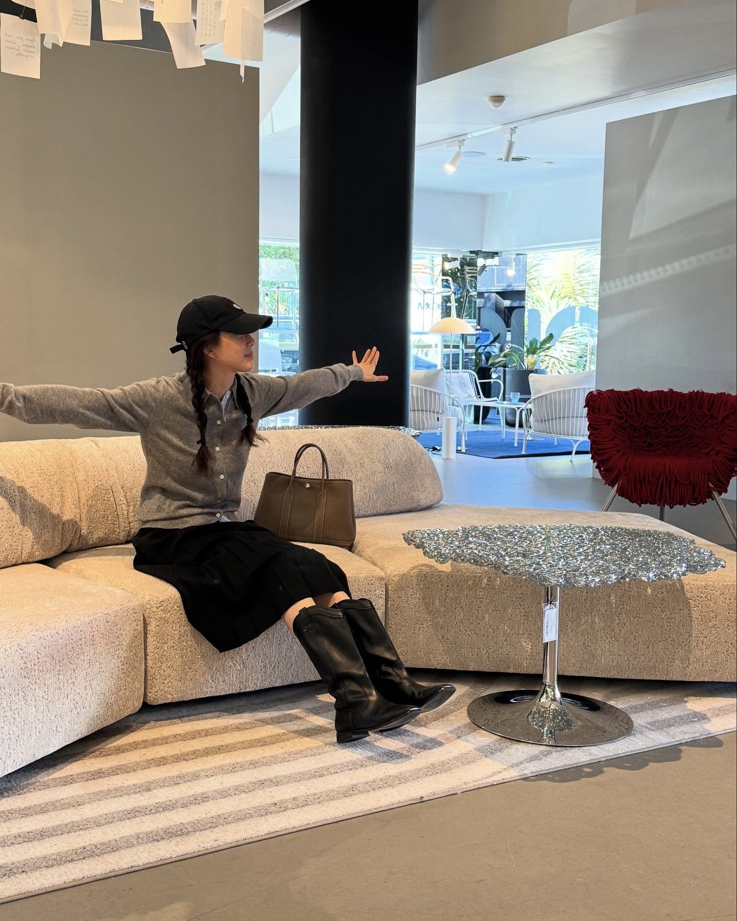 려원언니 매일 드는 클래식백👜
유행 타지않고 어느 코디든 어울리는🧡💛 정려원 애착가방
정려원의 일상 속에서 자주 보이는 가방, 바로 에르메스 가든 파티입니다. 미니멀한 디자인과 실루엣 덕분에 어떤 스타일에도 자연스럽게 어울리는데요. 클래식 무드의 이 토트백은 담백하고 세련된 분위기와도 잘 어울립니다.
롱스커트에 매치해도 좋고, 슬랙스나 데님과 함께해 올드머니 룩을 완성할 수도 있죠. 꾸미지 않아도 충분히 고급스러운 스타일을 원한다면 정려원의 가든 파티를 참고해보세요. 이미지2