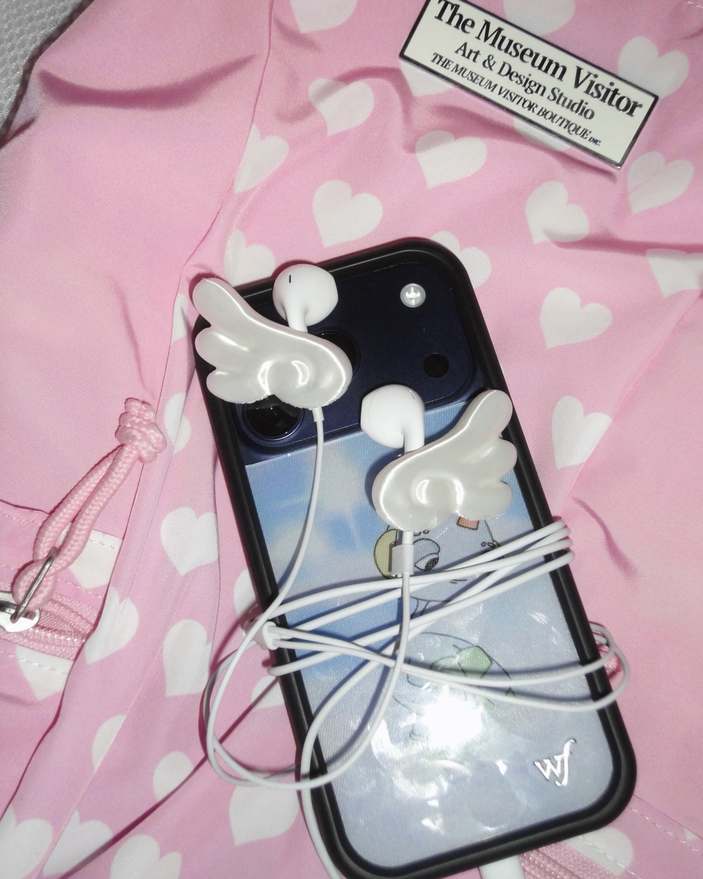 귀걸이 대신 이어폰 참 어때?🪽
키링처럼 이어폰에 달아주기만 하면 끝!💡💖
이어폰도 이제 실용템을 넘어, 액세서리처럼 즐길 수 있는 아이템입니다. 휴대폰이나 가방에 키링을 달듯, 이어폰에도 참을 더해 포인트를 줄 수 있는데요. 큐피드 날개나 별 모양 등 이어폰 참을 달아 귀걸이 대신 분위기를 내기에도 좋은 아이템입니다.
스트랩에 살짝 끼워주기만 하면 끝이라 부담 없이 시도할 수 있죠. 다가오는 봄엔, 귀걸이 대신 이어폰 참으로 가볍게 포인트를 더해보세요.
- 에브리띵 이어폰 참, 1만 원대 이미지5